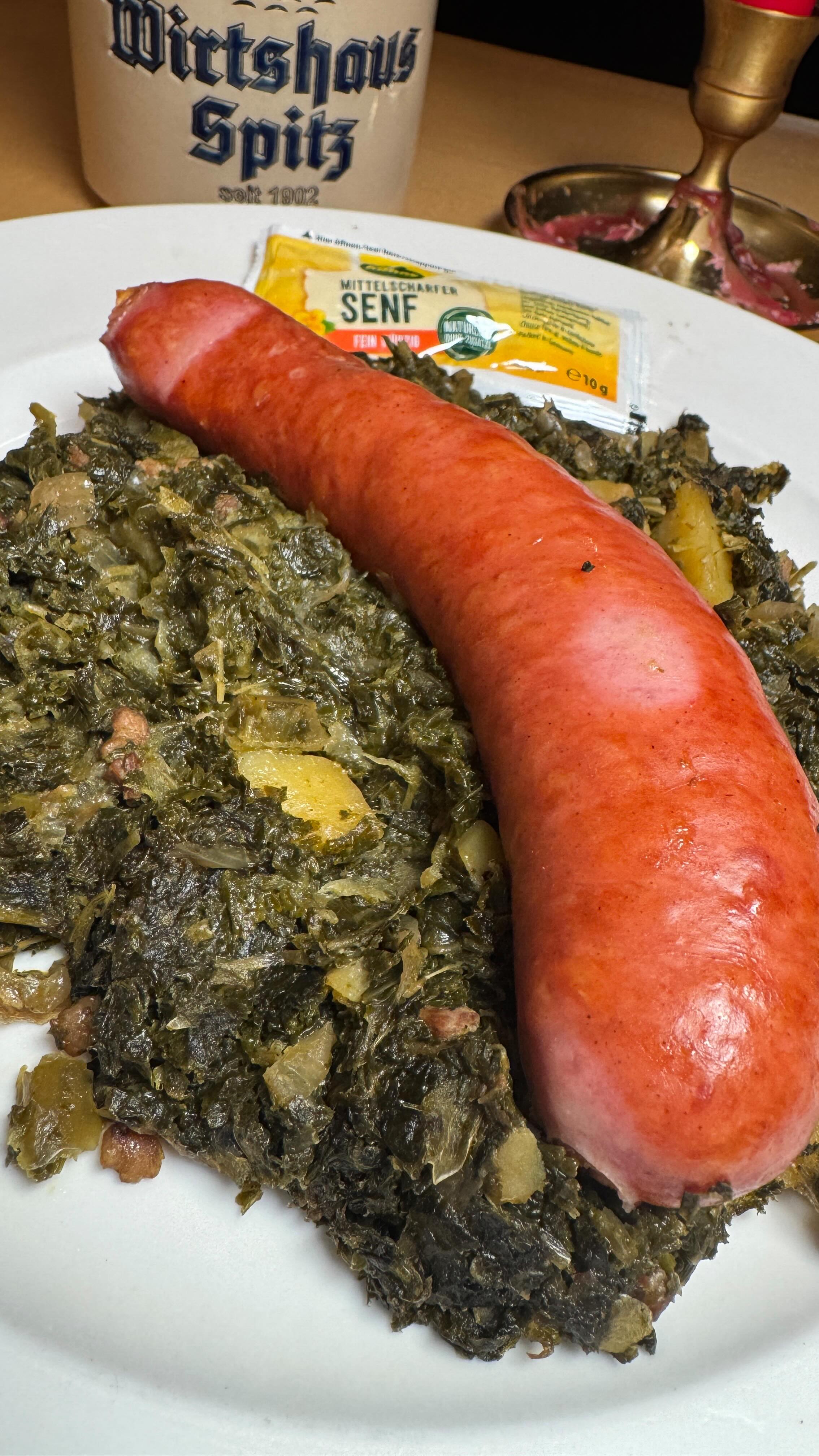 🔥 Grünkohl, wie er sein muss. 🔥
Ordentlich deftig, kräftig gewürzt und langsam gekocht – Grünkohl mit Mettwurst, ehrlich und ohne Schnickschnack.
Im Wirtshaus Spitz kommt genau das auf den Tisch: Hausmannskost, die satt macht und wärmt. Ein Gericht für kalte Tage, großen Hunger und echte Genießer.
#colognefood #cologne #grünkohl #kölsch #wirtshaus