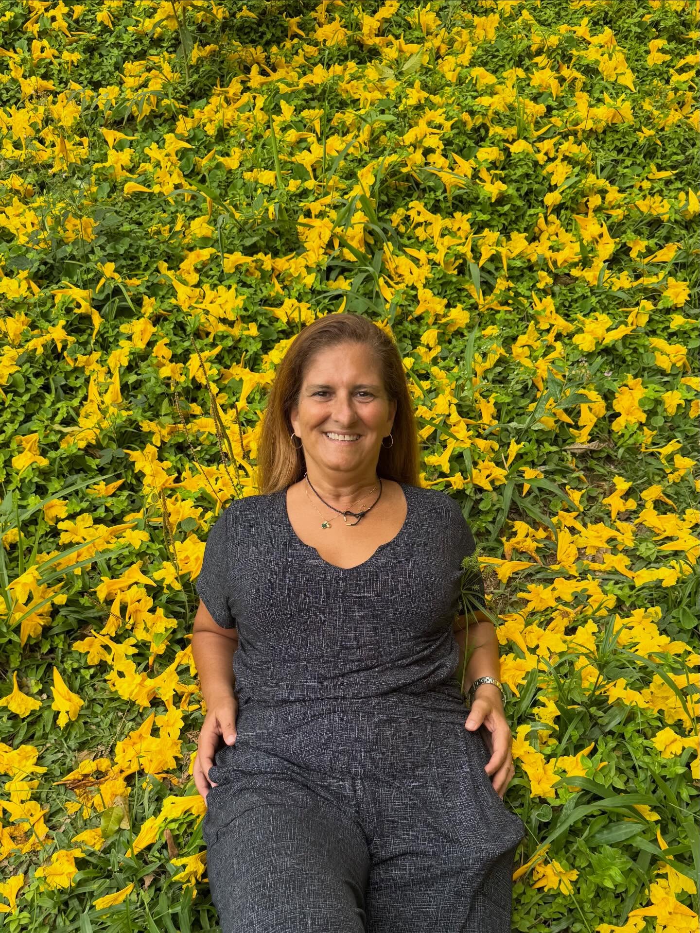 Virar o ano na fazenda é lembrar que a vida não pede espetáculo.
Ela pede presença.
Eu passei o réveillon aqui… com o coração meio em silêncio, meio em festa.
E no meio disso tudo, a maior bênção: minha mãe fazendo 84 anos. Oitenta e quatro.
É muita história, muita travessia, muita vida em forma de gente.
E aí a natureza fez questão de participar do brinde também:
um ipê amarelo derramando pétalas como se estivesse dizendo:
“tá vendo? recomeço não é só calendário. é chão.”
E teve mais uma alegria que eu quero guardar:
o brinde dessa foto foi com a galera do beach tênis que eu tive o prazer de jogar todos esses dias na fazenda.
Amizade assim é presente — gente que chega, soma, ri junto, movimenta o corpo, leveza no ar.
Foi muito bom virar o ano com essa energia circulando.
Teve riso, teve abraço, teve brinde…
e teve aquele tipo de gratidão que não cabe em frase pronta.
Que 2026 seja menos corrida e mais verdadeira.
Menos performance e mais alma.
Menos “tenho que” e mais “tô aqui”.
Feliz ano novo.
E feliz vida, mãe. 84 vezes obrigada. 💛✨🌿🥂