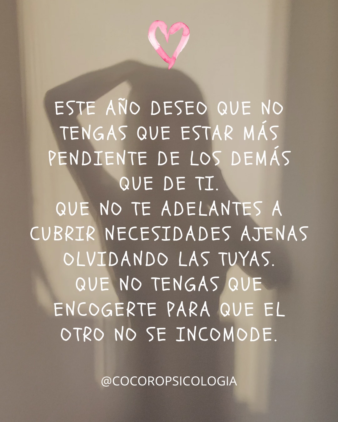 Tranquilidad no es que todo vaya bien.
Es no vivir en tensión constante.
No estar siempre pendiente.
No anticipar.
No sostener lo que no te toca.
Muchas personas llegan a terapia cansadas, pero no saben de qué.
Y no es del trabajo, ni de la rutina, ni siquiera de los vínculos.
Es del estado de alerta permanente.
De vivir hacia fuera.
De olvidarse poco a poco de sí.
Desear tranquilidad es desear habitarte.
Poder bajar los hombros.
Respirar sin culpa.
Dejar de exigirte estar bien para los demás.
Quizá este año no se trate de hacer más.
Sino de permitirte estar en paz contigo.
✨
#tranquilidad #autocuidadoemocional #saludemocional #mujeresquecuidan #descansar #habitarte #terapia #concienciaemocional #vivirdesdepaz