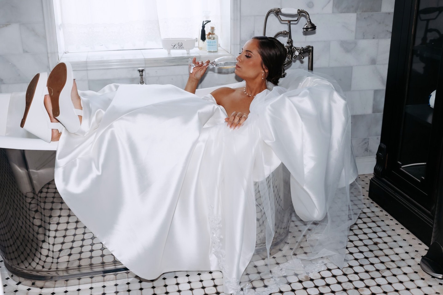 𝑰𝒕‘𝒔 𝒉𝒂𝒑𝒑𝒆𝒏𝒊𝒏𝒈 𝒕𝒉𝒊𝒔 𝒚𝒆𝒂𝒓…✨
Das neue Jahr ist da und für manche Brautpaare heißt es jetzt endlich: wir heiraten 𝒅𝒊𝒆𝒔𝒆𝒔 Jahr.
Prickelnde Vorfreude und der große Moment rückt spürbar näher.
Einige dieser Paare begleite ich auf diesem Weg mit großer Vorfreude auf all die Geschichten, die 2026 schreibt.
Auf ein Jahr voller Liebe und unvergesslicher
𝑱𝒂-𝑴𝒐𝒎𝒆𝒏𝒕𝒆🤍🥂
#freierednerin #freietrauung #trauung
photo by @sarahgorisphoto