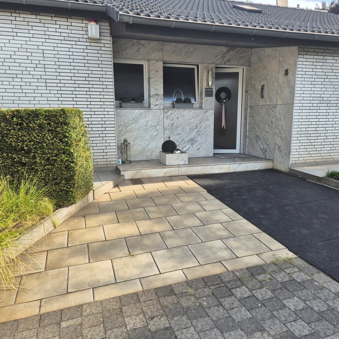 Ein kleiner Nachtrag einer Neugestaltung aus dem letzten Jahr.
Bei diesem Objekt wurden sämtliche Terrassen-und Wegeflächen durch eine Keramik-Platte ersetzt. Die Einfassungen wurden durch einen hellen Granit als Palisade, Randstein, sowie Läuferstein erstellt. Als Gartenhaus wurde ein Haus von Biohort ausgewählt und dient ab sofort als Unterstellplatz für Fahrräder, Grill etc.
Als Abtrennnung der Mülltonnenfläche wurde eine Eibenhecke gepflanzt.
Die vorhandenen Lichtschächte sind mit feinen Abdeckungen belegt worden.
Ein herausforderndes Projekt, aber es hat sich gelohnt und wurde zu einem echten hingucker.
#galabaumarxen #galabau #keramik #biohort #naturstein