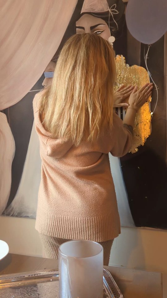 Just nu befinner jag mig i en situation där jag inte kan låtsas som ingenting. Samtidigt vill jag fortsätta dela mina tankar och kreativa processer – kanske viktigare än någonsin just nu.
Om det kan inspirera någon, så räcker det 😍
.
.
.
.
.
.
.
.
.
.
.
#konst #göteborg #konstnär #tavlor #inredare #konstnärgöteborg #inredningsdesigner #inredaregöteborg #bröstcancer #kreativitet #återhämtning #mentalhälsa #psykiskhälsa #måbrametoder #måbättre #dansterapi #konstterapi #frigörandedans #konstterapiworkshop