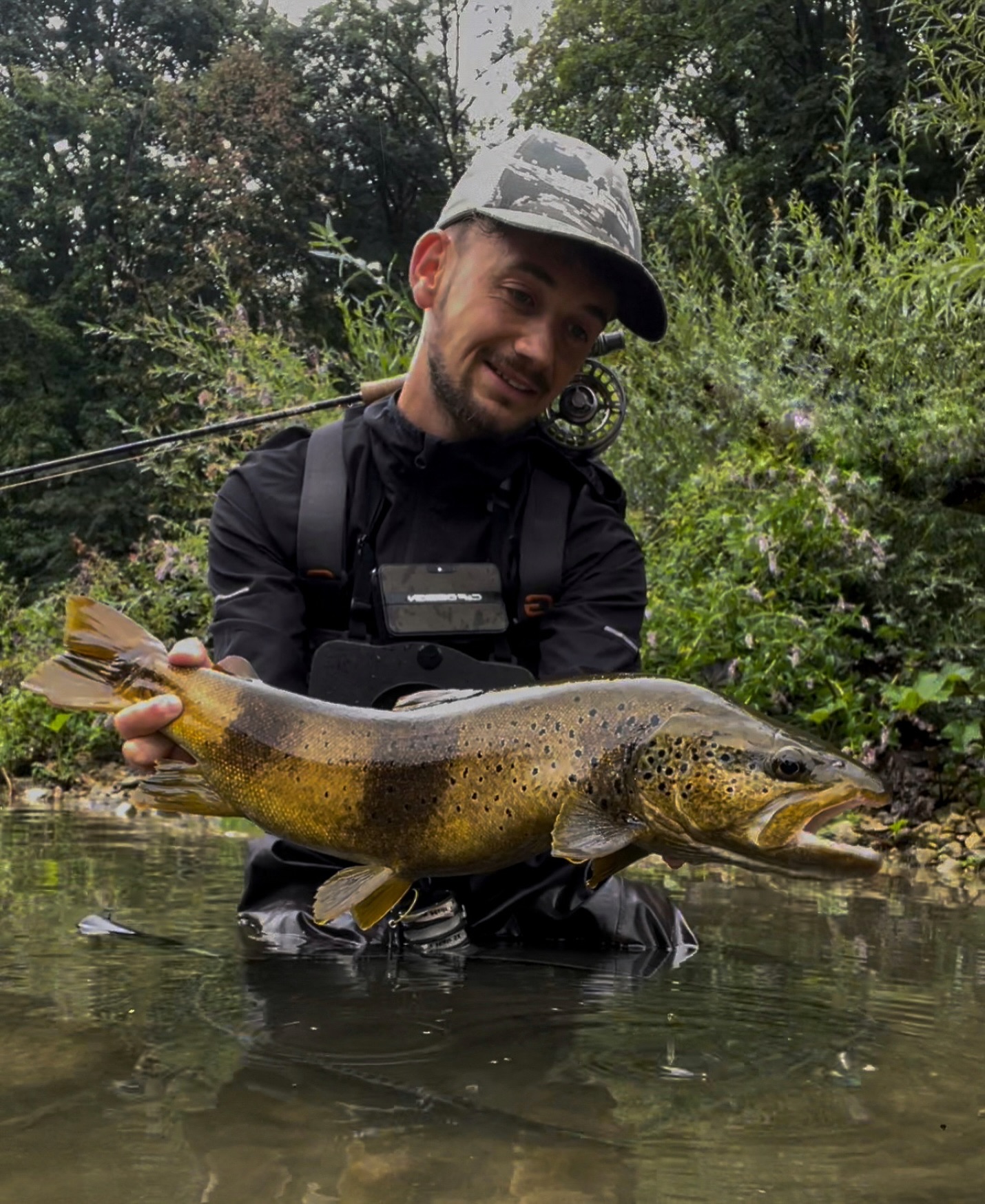 Mes meilleurs vœux pour 2026 !!
Tout d’abord, je voulais tous vous remercier pour la confiance que vous me portez depuis maintenant 3 ans. Mes imitations, que ce soit mes sèches et nymphes, sont de plus en plus demandées, à un point que j’ai déjà du mal à m’en sortir actuellement en décembre avec toutes vos commandes 😍🙏. Mes mouches ont encore fait le tour du monde cette année et surtout vous m’en faites des éloges.
Merci de faire de ma passion mon métier 🙏
Merci à tous ceux qui se sont mobilisés en mars lors de la manifestation pour les rivières comtoises à nos côtés, et merci à ceux qui œuvrent chaque jour pour que nos truites et ombres ne disparaissent pas (AAPPMA d’Ornans, SOS Loue, ANPER TOS, SAMU de l’environnement…).
Encore merci à @orionflyfishing pour leur confiance. Ils me permettent de pêcher avec l’un des meilleurs matériels du marché et de faire de superbes vidéos. Chaque année je suis heureux de faire des vidéos afin de vous transmettre ma passion du mieux que je peux et de vous conseiller sur le matériel 😊
Merci aux plusieurs dizaines de truites que j’ai prises encore cette année et notamment aux 5 grosses truites sauvages de 60 à 66 cm pour avoir joué le jeu de fermer leur gueule sur mes mouches 😂
Et merci à mes proches pour leur soutien ! ❤️
Je vous souhaite le meilleur pour 2026
#truite #truites #truitefario #truitesauvage #pechealamouche #pecheenfrance #dryflies #pêcheennymphe #nymphs #nymphe #pechetruite #trout #troutfishing #troutbum #troutflies #troutfly