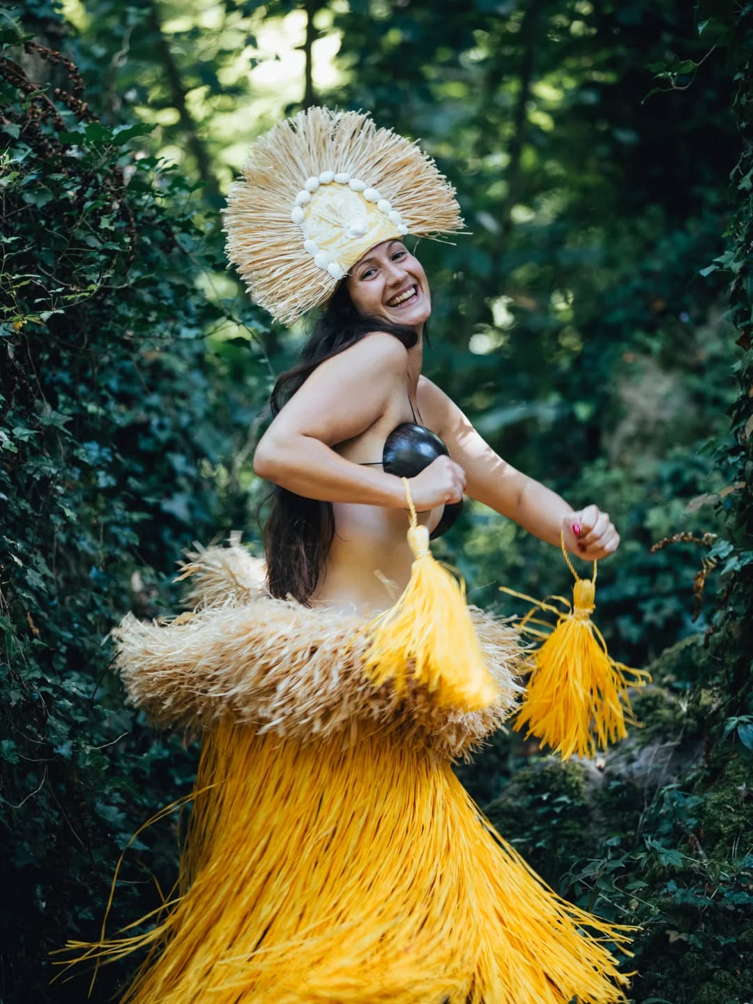 2 0 2 6 ☀️
2025 ➡️ merci pour tout ce que tu m'as apporté, pour les rencontres, les opportunités, la danse, les stages. Cette année j'ai grandi, j'ai appris, j'ai souffert aussi, mais grâce à tout ces événements, je sais où je vais et je cerne mieux mes limites et mes objectifs.
2026 ➡️ je t'ouvre les bras, car je sais ce qui m'attend, je connais les efforts que tu vas me demander personnellement, professionnellement et socialement mais j'accueille car je sais que tout ne sera que joie, accomplissement et partage ! Je me souhaite et nous souhaite à tous plus de danse, d'amour, de douceur.
J'ai hâte de passer cette année avec nous ❤️🔥
'Ia ora na i te matahiti 'āpī !
Bonne année à tous !
©photo : @ladame_auxboisdecerf - photo non libre de droit
#bonneannée #2026 #dansetahitienne #tahiti #welcome2026