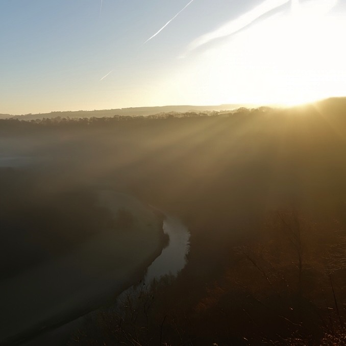Sunrise this morning, New Year's Eve at Yat Rock in Herefordshire. The conditions were perfect. It was minus 3, there was no wind, good folk arrived, the Wye was wonderful, and the sun was spectacular. Happy New Year, everyone. Thanks for everything in 2025. Roll on 2026. #sunrisephotography #sunriselover #sunshine #yatrock #symondsyat #herefordshire #herefordshirecountrylife #earlymorningwalk #earlysunrise