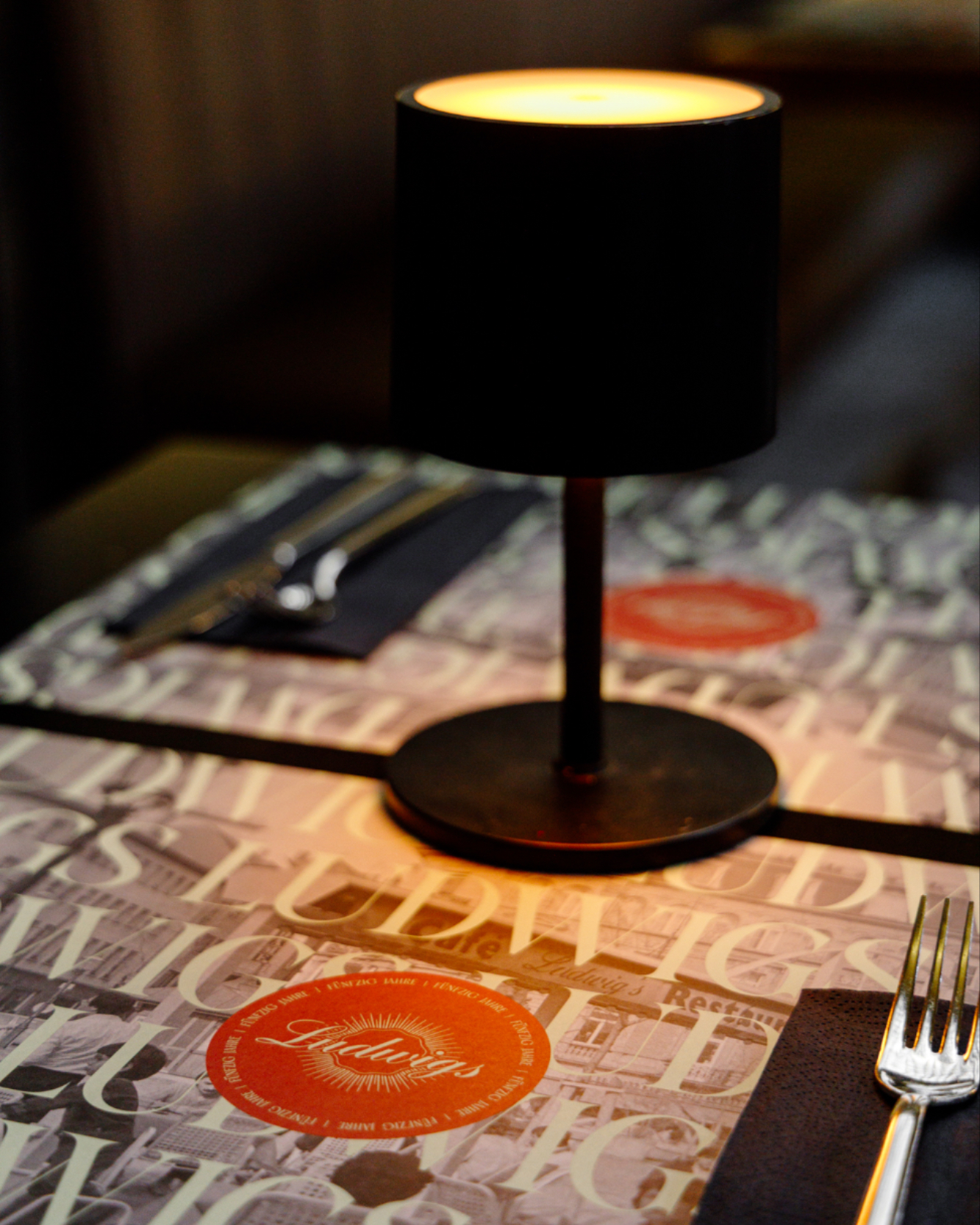 Neues Design, vertraute Atmosphäre.
Unser neues Branding greift die Geschichte des Ludwigs auf – zeitlos und mit Liebe zum Detail.
Kleine Dinge, die den Moment bei uns am Tisch besonders machen.
#ludwigs #neuesbranding #detailsmatter #designliebe #ludwigsmomente #genusskultur #restaurantdesign #karlsruhe