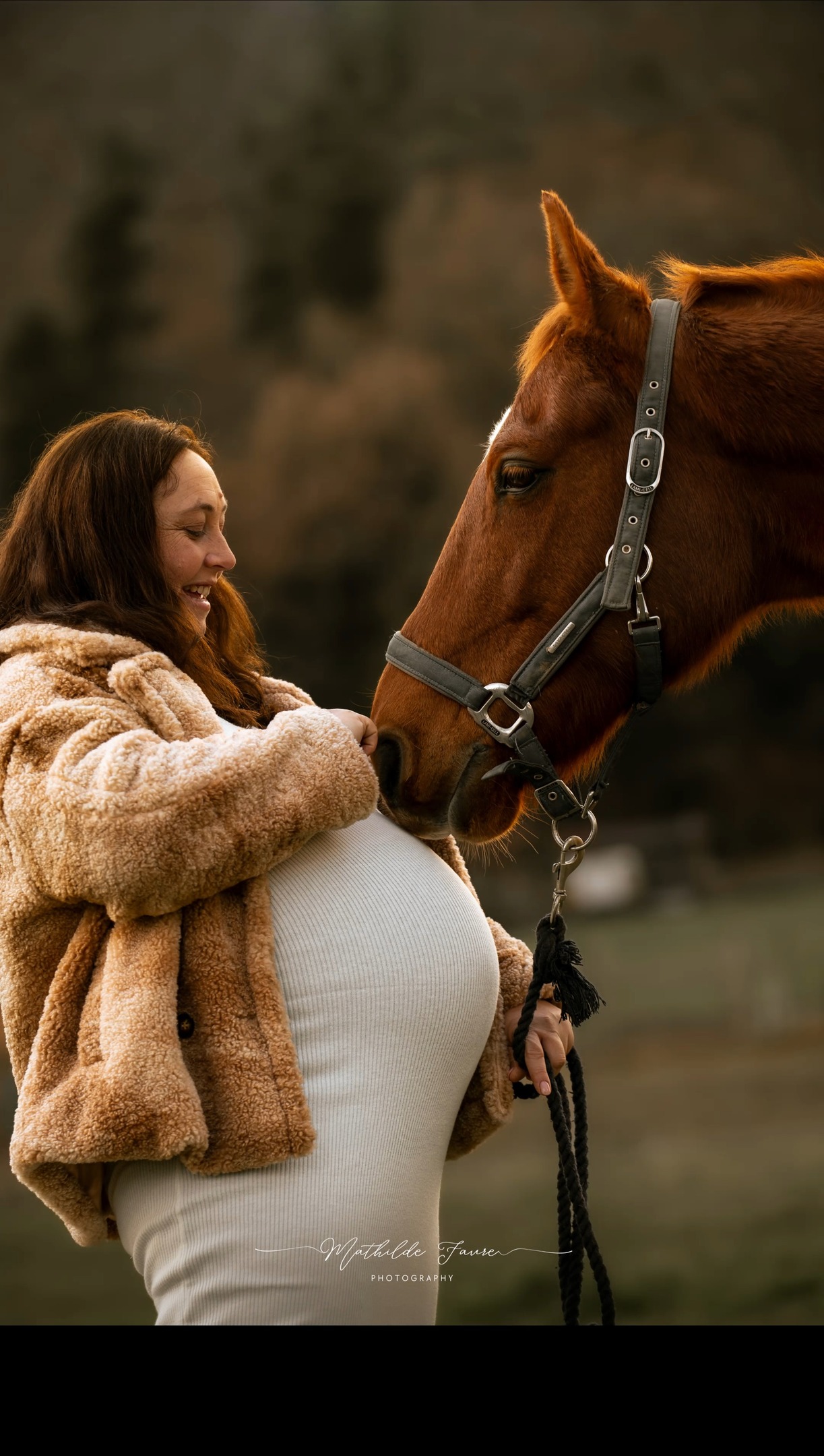 Aujourd’hui, avec Maeva, on a longtemps hésité : reporter la séance à cause du temps ou choisir d’être optimistes malgré les prévisions météo ☁️❄️
Finalement, on s’est donné à fond ! On a jonglé entre la pluie et la neige, qui a pointé le bout de son nez pile à la fin de la séance 🤍
On a ri, on s’est éclatées… et le résultat est canon, non ?
#photographelifestyle
#seancephoto
#shootingphoto
#momentpartagé
#photographiefrançaise
#photographepassion
#souvenirsenimages
#instantprésent
#photolovers
#photoinspiration
#seanceexterieure
#meteoimprevisible
#pluieetneige
#shootinghiver
#goodvibesonly