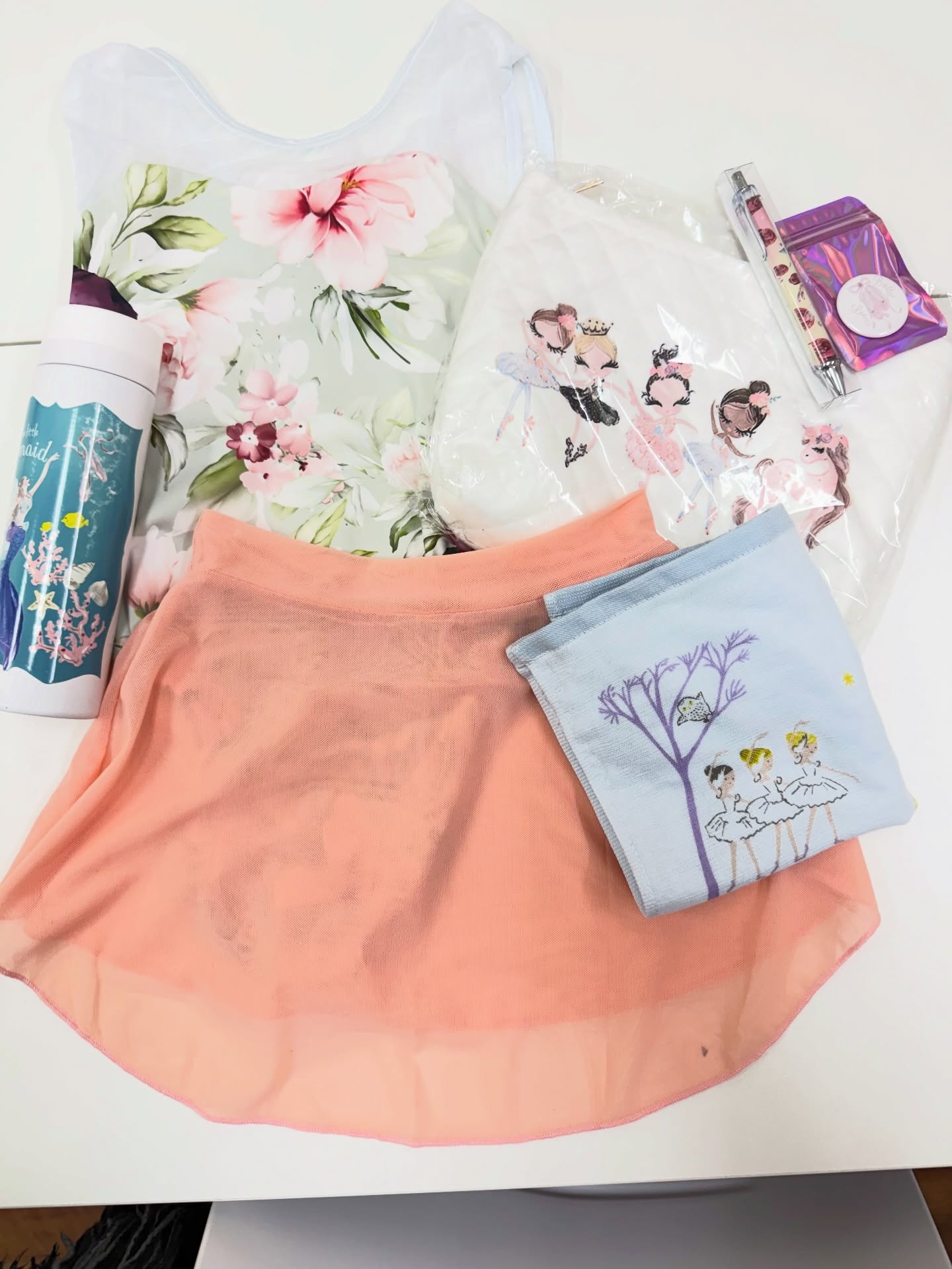 【店員が本気で選んだ✨】
2026福袋・おすすめコーディネート3選🩰
皆様、福袋のチェックはもうお済みですか?🛍️
今回は、プリマバレエのスタッフが「最高に可愛い組み合わせ」を考え抜いてセットした、自慢のコーディネートをご紹介します!
どれもレオタードから小物まで、レッスンが楽しくなること間違いなしの自信作です✨
01. 春を待つ「ミント&ピーチ」セット(画像1枚目)🌸
スタッフ一押しの淡いグリーンの花柄レオタードに、顔周りをパッと明るく見せるピーチカラーのスカートを合わせました。
ボトルやポーチも「バレリーナの世界観」を壊さないよう、トータルコーディネートにこだわっています!
02. 華やか刺繍の「ブラック・ローズ」セット(画像2枚目)🌹
黒地にピンクの刺繍が映えるレオタードには、あえて同柄のメッシュスカートをセレクト。
「大人っぽく、でも可愛らしさも忘れたくない」そんな願いを叶える、統一感抜群のエレガントなセットです。
03. 冬のレッスンを彩る「ネイビー・レース」セット(画像3枚目)❄️
ネイビーのひまわり柄に、繊細な白レースを合わせた上品コーデ。
さらに、スタッフが「これがあれば冬の床も怖くない!」と太鼓判を押すウォームアップブーツもIN!機能性と美しさを両立させました。
福袋は、私たちが一つひとつ「喜んでいただけますように…」と願いを込めてセットしています🎁
「自分では選ばない組み合わせだけど、着てみたら最高に可愛かった!」
そんな新しい出会いを楽しんでいただけたら嬉しいです。
数量限定ですので、プロのおすすめセットをぜひお見逃しなく🛒✨
「この組み合わせが好き!」と思ったら、ぜひ【❤️】をコメントしてください!
#プリマバレエ #バレエショップ #バレエ福袋 #レオタード #大人バレエ バレエ女子 バレエ用品 バレエコーディネート 店員おすすめ バレエレッスン balletstyle balletpost