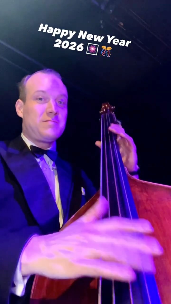 Happy New Year 2026 🥳 🎊🎆
Slapping “Auld Lang Sine”
A few free minutes in Kreuzlingen🇨🇭(close to the German border in Konstanz) before the New Years gig with @thebigfivejazzberlin .
#slapbass #doublebass #1930s #tuxedo #newyears
