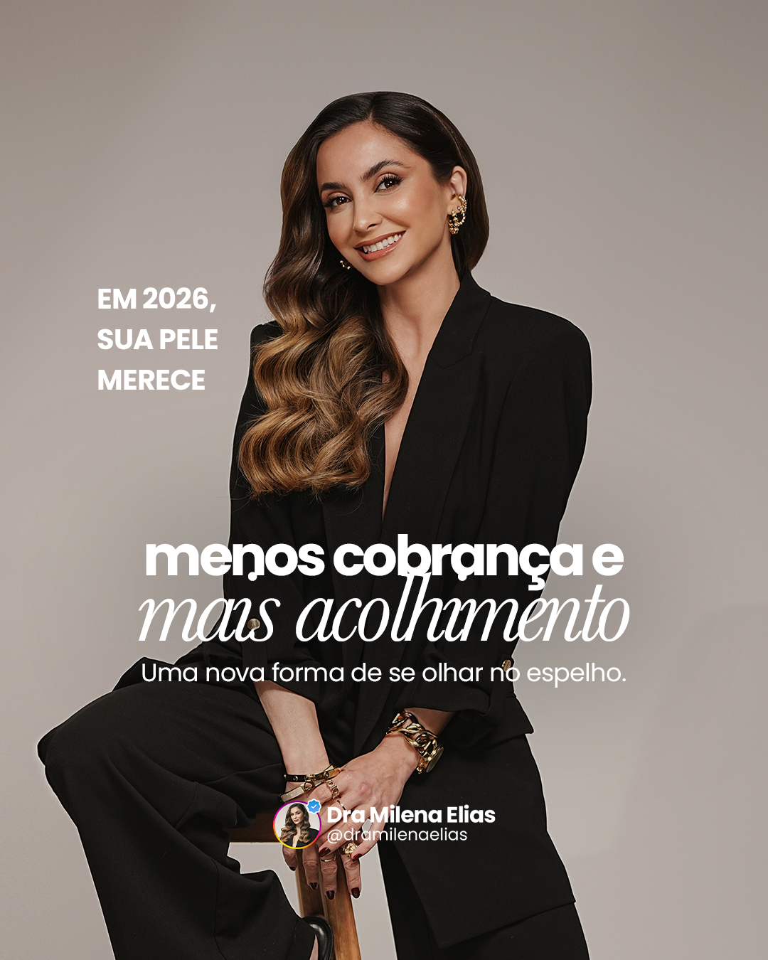 Ano novo costuma vir acompanhado daquela sensação de que “agora sim vou consertar tudo”.
Mas, quando o assunto é pele, esse olhar muitas vezes nasce da cobrança e não do cuidado.
Uma relação mais madura com o espelho começa quando você para de se comparar com filtro, entende que resultado leva tempo e escolhe tratamentos que respeitam quem você é, e não um padrão genérico de referência.
Se você quer levar para 2026 uma rotina mais leve e coerente com a sua realidade, use esse post como lembrete: a forma como você se olha é tão importante quanto o que você passa na pele. Se sentir que precisa de orientação, agende uma avaliação e vamos conversar sobre isso de forma realista.
