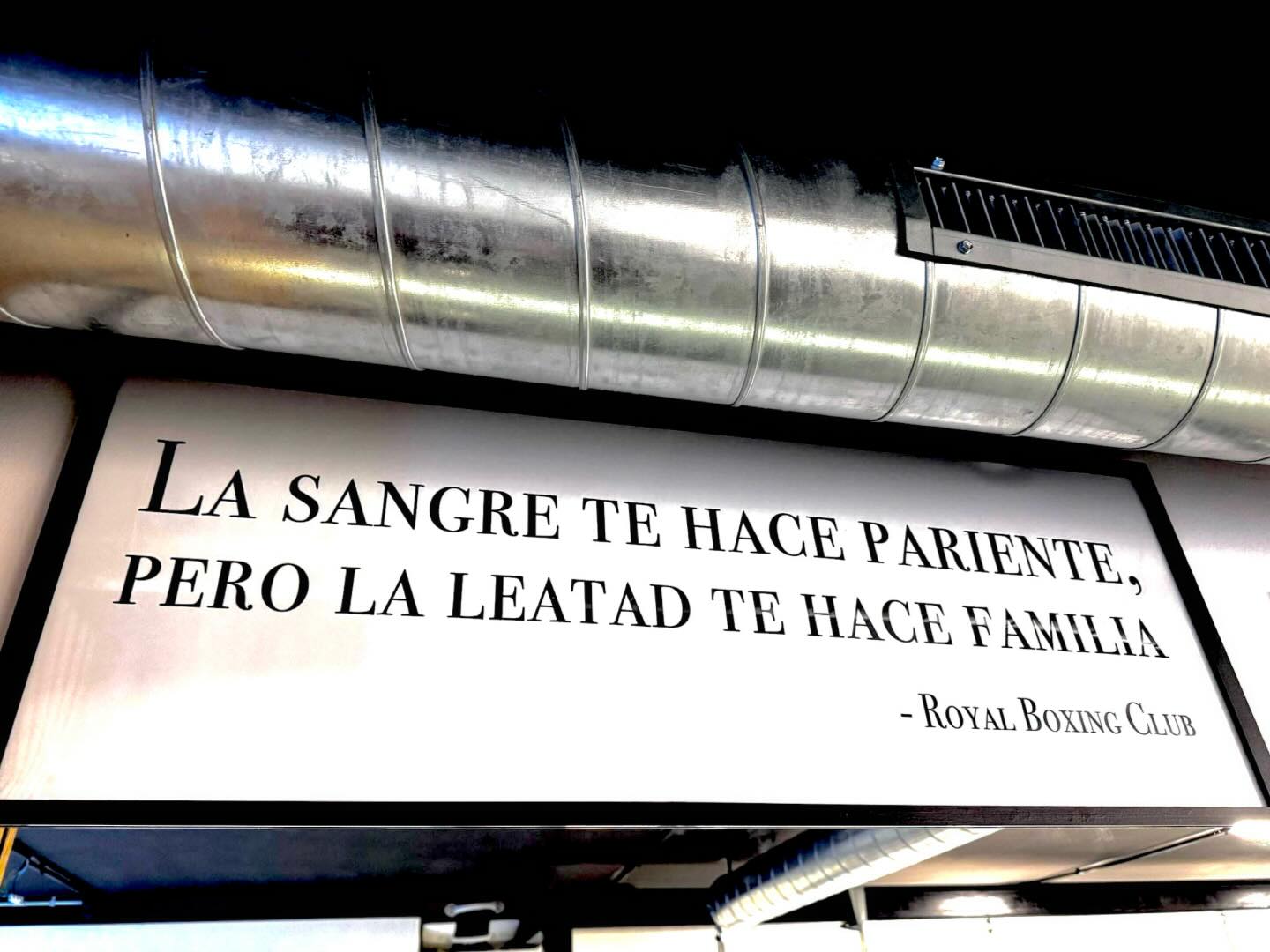 Hay frases que resumen una marca.
Y hay frases que resumen una vida.
Esta frase no se creó para un muro.
Se forjó en una vida entera dentro del gimnasio.
Es la referencia que ha acompañado a @rjvalcarcel desde sus inicios,
la que define cada etapa de Royal Boxing Club
y la que marca cómo se entrena, cómo se compite y, sobre todo, cómo se pertenece.
Rubén J. Valcárcel
Buby
#RoyalBoxingClub #stylerbc #flowrbc