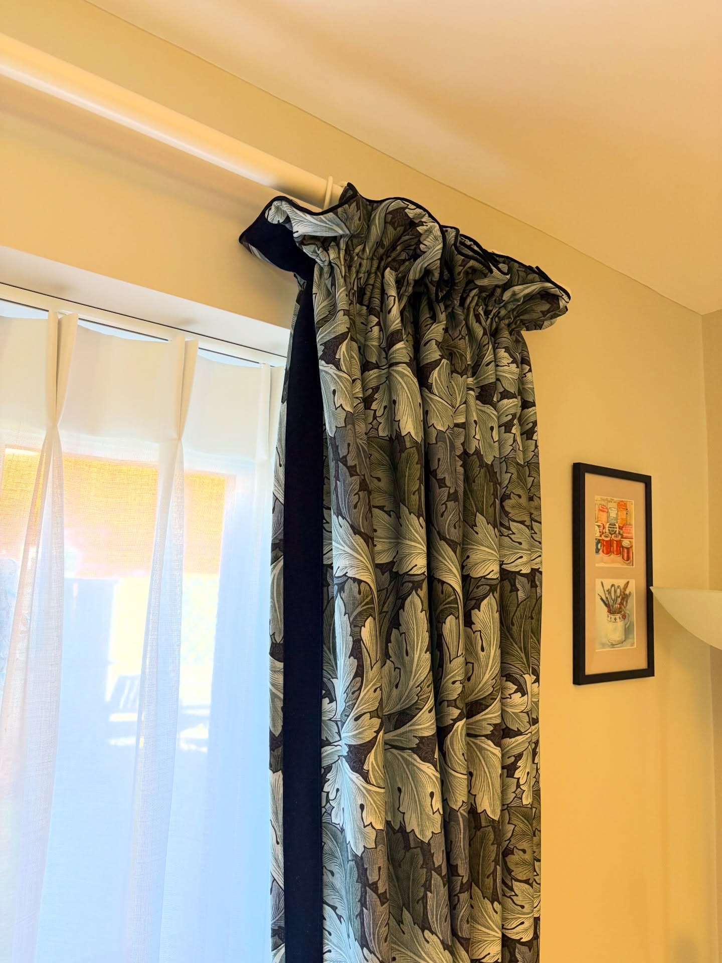Finally got myself some new curtains 😆. Made these over the last couple of days when time allowed! Loving this #acanthus fabric from @ashleywildegroup and their #morrisathome collection. Teamed with a classic trim from @samuelandsons - a flat braid to the leading edge and piping across the top of the upstand - I love this design so much. Great fabric at a good price point for #williammorris fabric. #interlinedcurtains @evanstextiles for lining and interlining. #linenprint