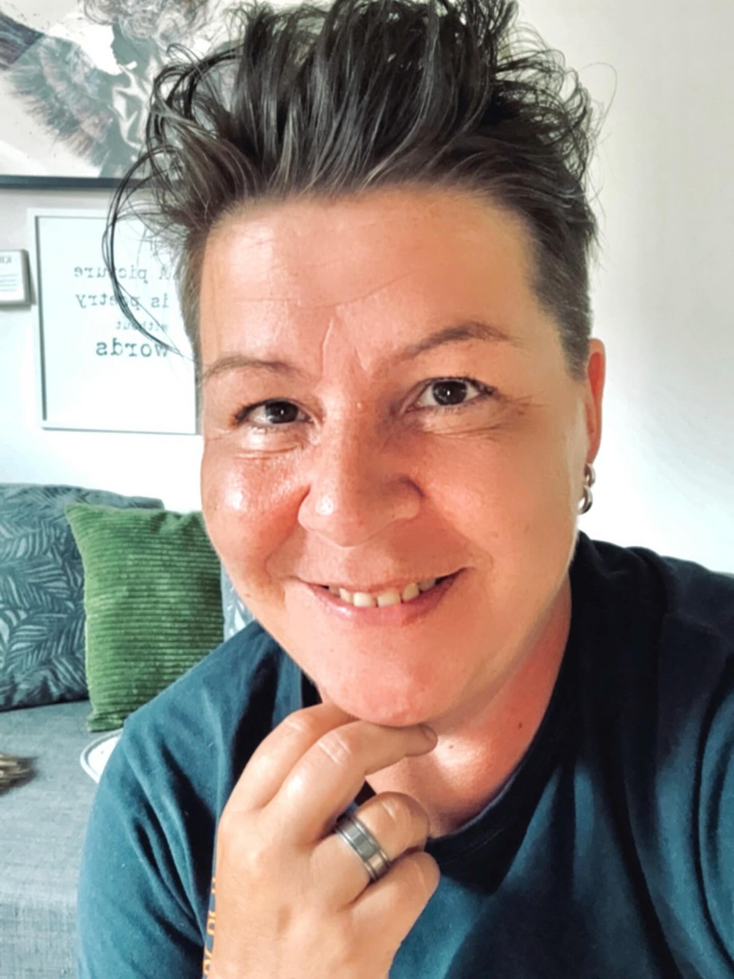 Gott Nytt År, kära ni!
2025, har varit ett år för djup transformation. Vi har släppt gamla mönster, mött våra rädslor och låtit delar av oss själva dö för att ge plats åt ny kraft.
Jag har vilat när kroppen sagt nej, och känt den sanna rikedom som finns i de människor som finns vid ens sida med kärlek och omtanke vilket är så väldigt lyxigt. ❤️
Nu går vi in i 2026, ett år för frihet, framåtrörelse, fire och att stå i sin egen autenticitet. Det är tiden att omsätta allt vi har lärt oss, följa vår egen väg och våga leva livet fullt ut och framåt.
Mitt råd inför det nya året:
Stanna upp och känn din kropp och själ.
Lyft dig själv och andra.
Omfamna mod, kärlek och medvetenhet i allt du gör.
Skapa från en sann plats.
Tack för att jag får följa er på era resor under 2025. Jag ser fram emot ett 2026 som blir väldigt mycket nytt och roligt.
Gott slut mina vänner/
Kramar Veronica ❤️