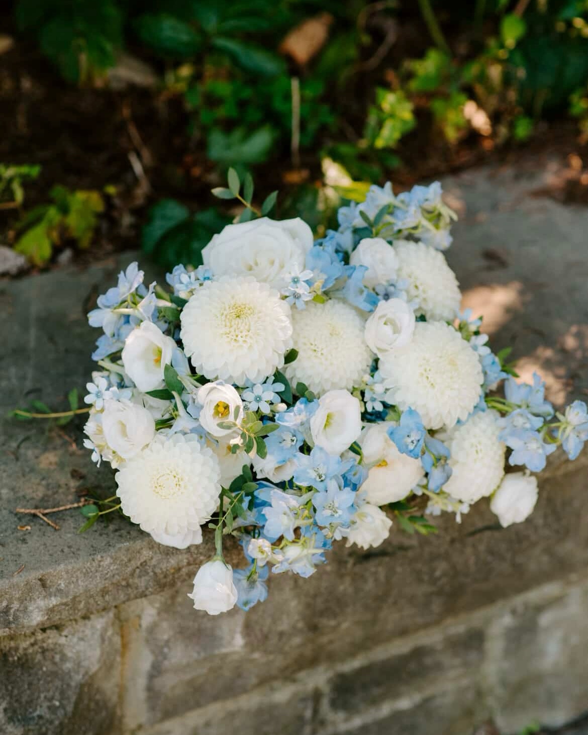 A forever classic combination of white & light blue florals
Photography: @giuliamoltisanti_photography
Florals: @blackberrystone_florals