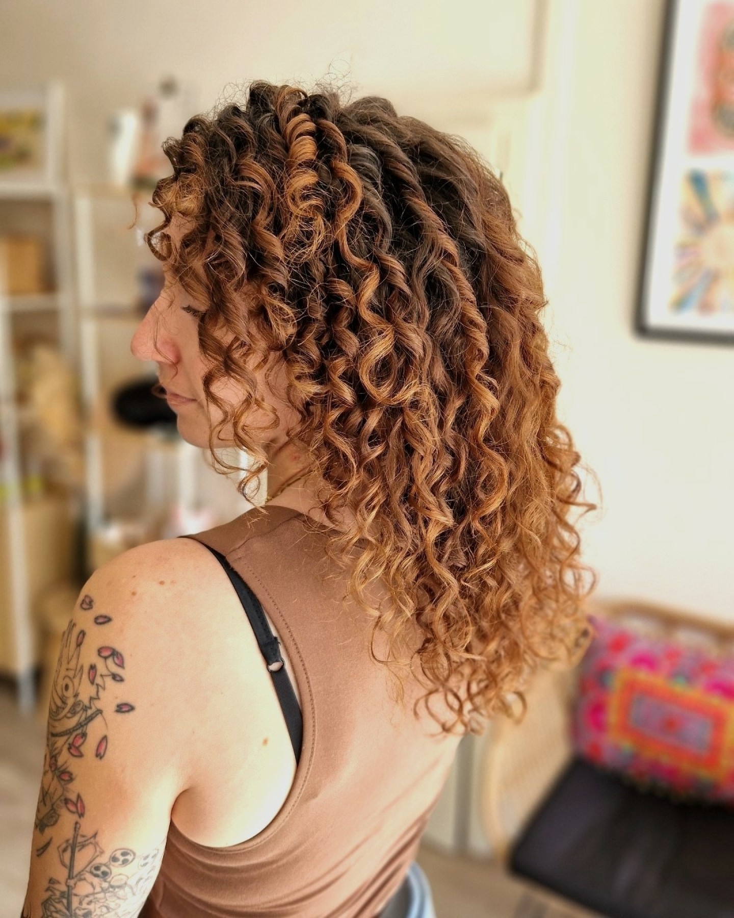 Une mise en beauté toute en douceur 🌿
On a restructuré la coupe, allégé les pointes et ravivé le rebond naturel.
De jolies boucles pleines d’énergie pour un résultat soigné et naturel ✨