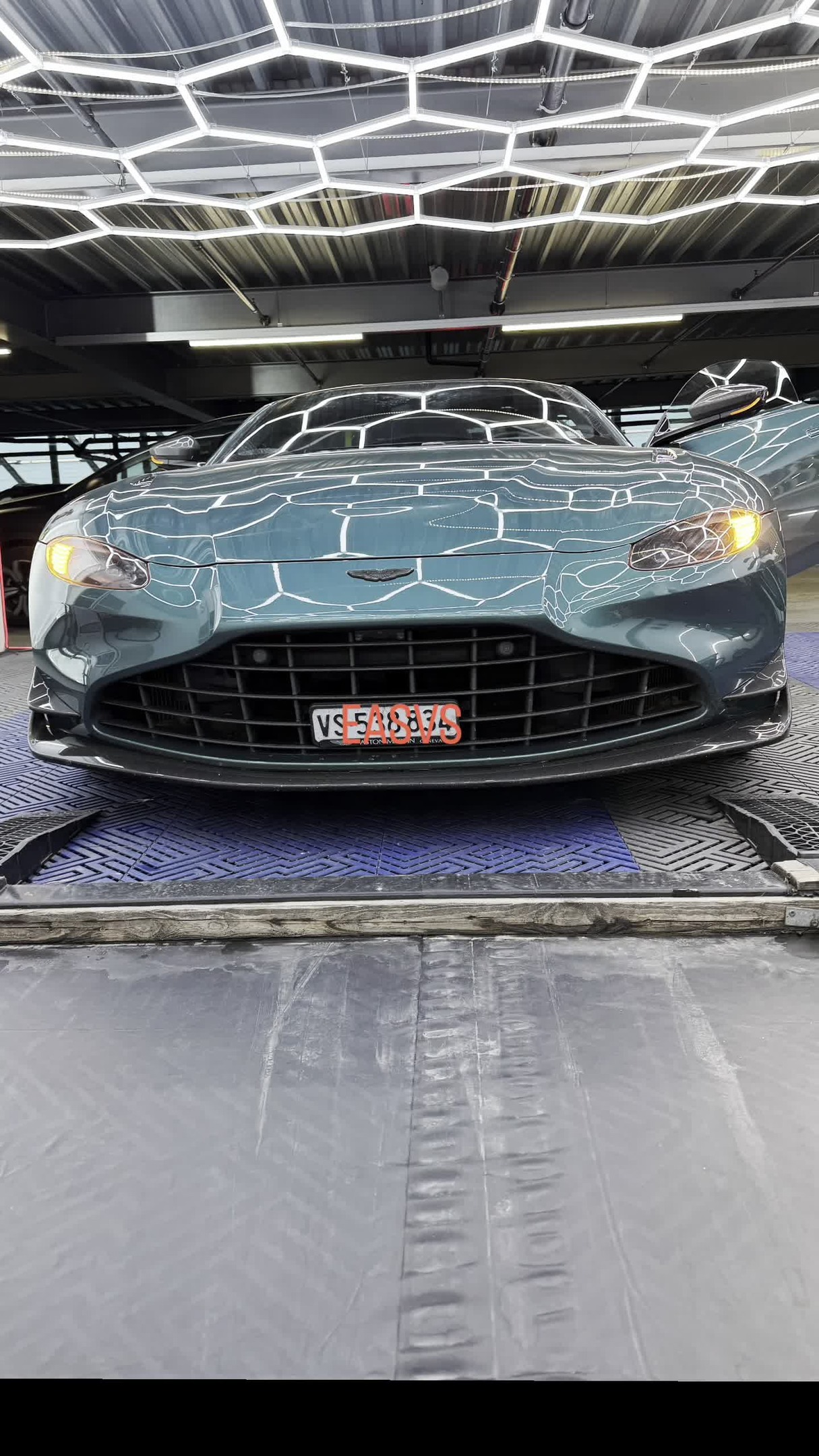 Nettoyage extérieur pour révéler toute l’élégance et les lignes de cette icône sportive 💎
📍 EasycleanVS – Martigny & Verbier
#EasycleanVS #AstonMartin #VantageF1 #CarDetailing #NettoyageAuto #LuxuryCars #Valais