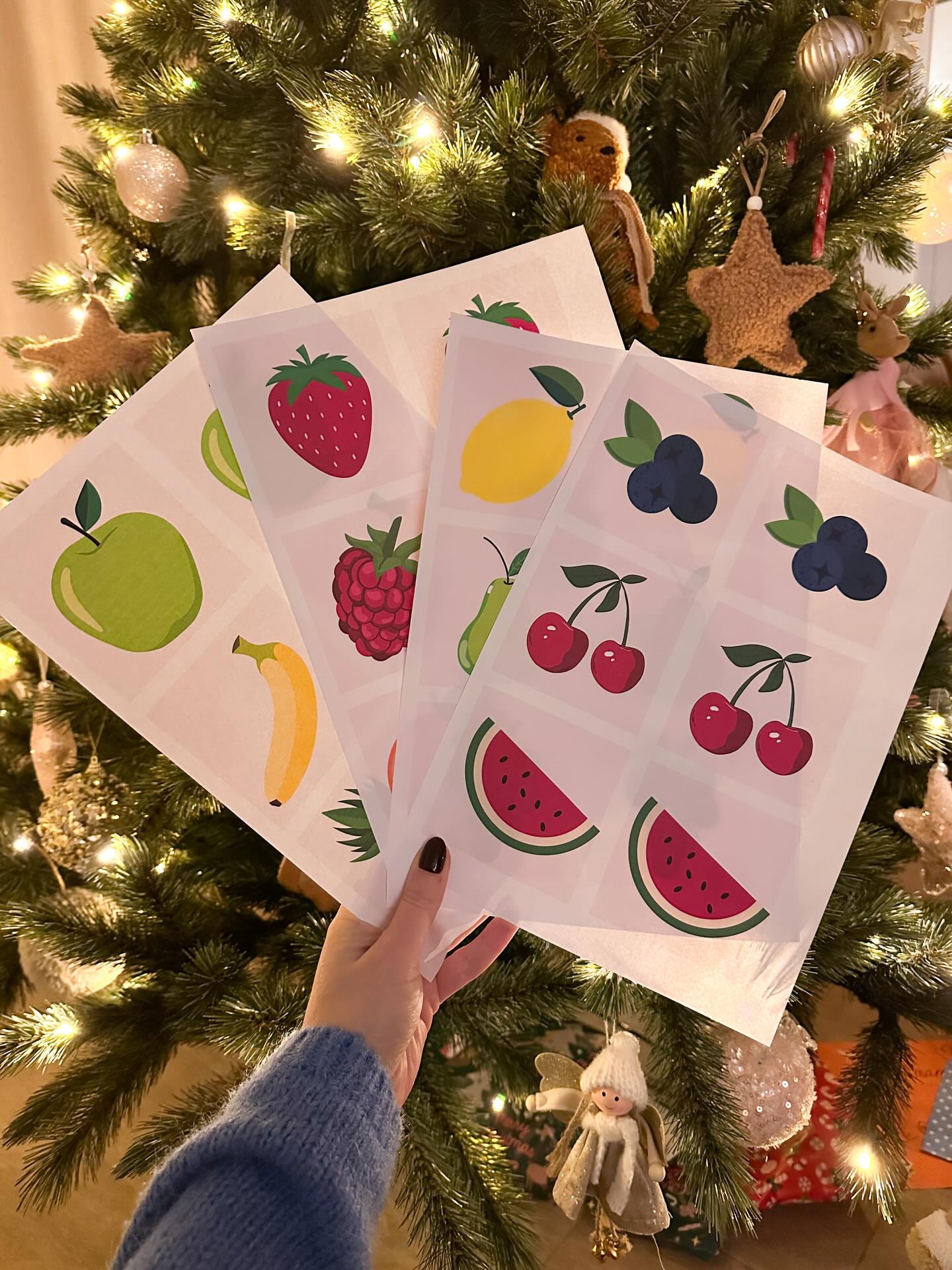 VERBINDEND TUSSENDOORTJE 🤎
Ben je van plan om na de kerstvakantie opnieuw in te zetten op de dynamiek ik jouw groep? Dan kan dit eenvoudig spelletje jou misschien helpen.
Laat de kinderen -zonder te praten- hun tweeling-fruitje zoeken. Ze kunnen uitbeelden, kleuren aanwijzen, tekenen in de lucht… Laat die creativiteit maar gaan!
Wil jij deze ook graag uittesten? Reageer dan FRUIT onder deze post en ze komen in jouw DM’s terecht! 🥝🍇
#verbinding #klas #groepsdynamiek #zilverenweken #leerkracht #onderwijs