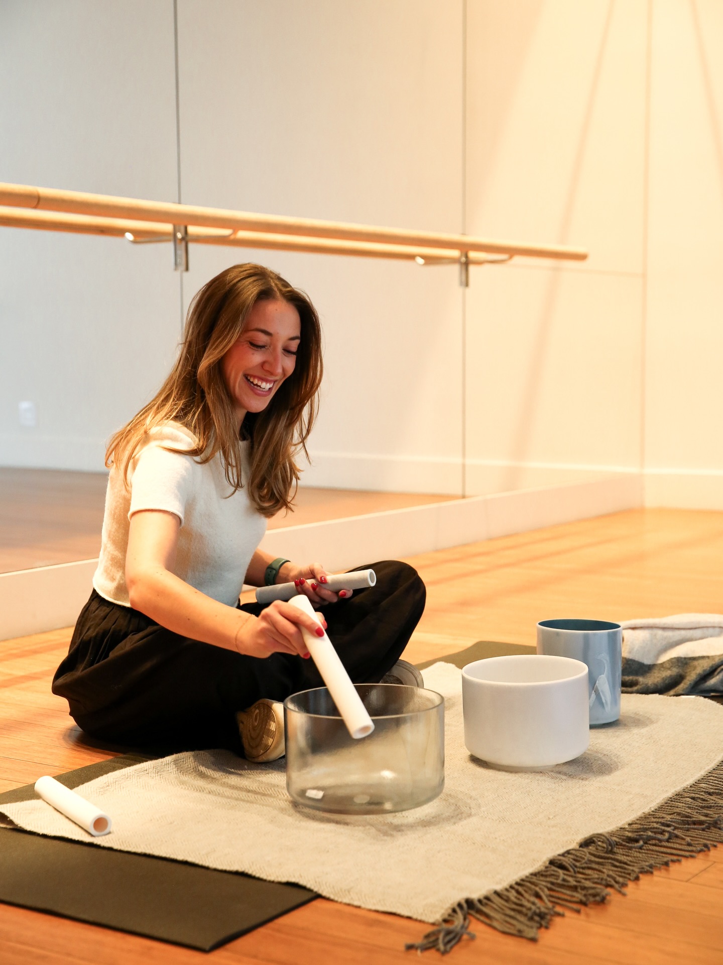 I got back from my travels last night (very jetlagged) and was so excited to sit down and play my bowls today🥣🪩✨
Sound meditation is one of the practices that grounds me the most. Through vibrations, it supports the nervous system, helps release stored tension, and invites the body into a state of deep rest without needing to do anything at all.
That energy feels especially aligned with January. There’s so much momentum and new beginning energy this time of year, but also an invitation to begin slowly, settle in, and start without rushing or pressure.
These photos capture the joy I feel when I get to share this practice🩵 So grateful to Alexa at @curated_creations for capturing this moment so beautifully!
Would love to hear if this January energy resonates and I can’t wait to see you this month!!