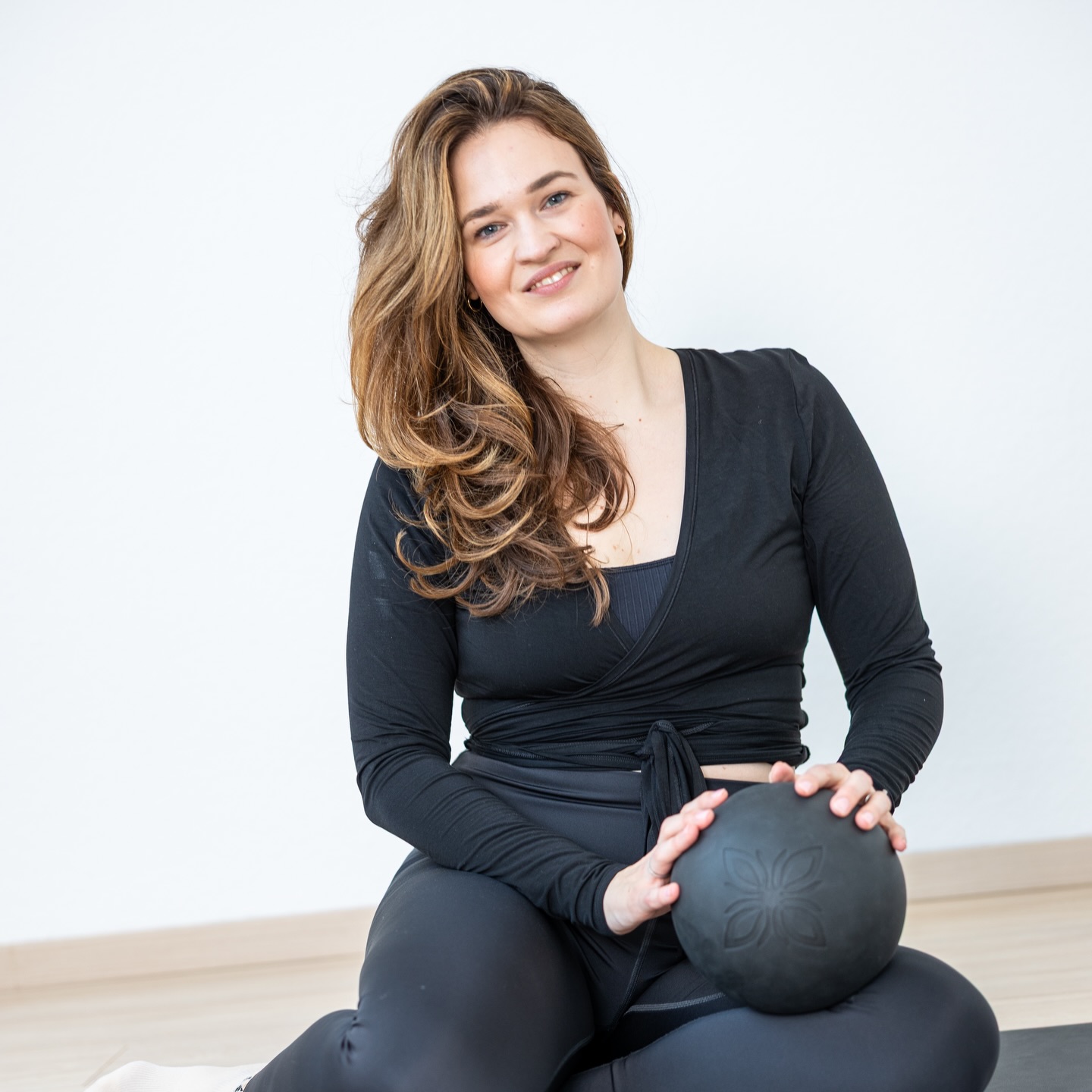 Wenn Träume wahr werden…
Das neue Jahr hätte nicht besser beginnen können. Wir haben heute mit Freunden und Familie die Eröffnung von Studio A gefeiert und ich so glücklich und dankbar für diesen Tag heute! Die letzten Wochen waren wild: Adventszeit, Renovierung und das mit einem Baby.
Ohne Unterstützung hätte ich das niemals geschafft. Für all die helfenden Hände - meinen Mann, meine Familie, Freunde und mein großartiges Trainer-Team - bin ich unendlich dankbar!
Nun freue ich mich auf den Start und darauf, das Studio mit Leben zu füllen!
♥️
#pilates #reformerpilates #modernpilates #greven
Foto @laura_korte_fotografie @lk_marketingcontentcreation