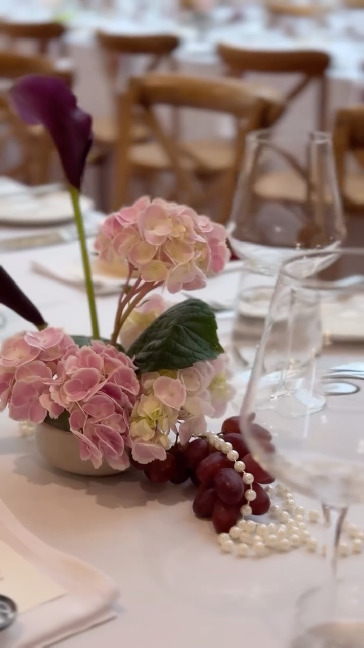 A tablescape made to be discovered up close.
Petite vessels, flowing blooms and thoughtful details layered in rich tones, softened by blush, white and gentle movement.
Every element intentional, an atmosphere that felt intimate, romantic and truly unforgettable for our gorgeous Aiza+Alistair
@gabbinbar