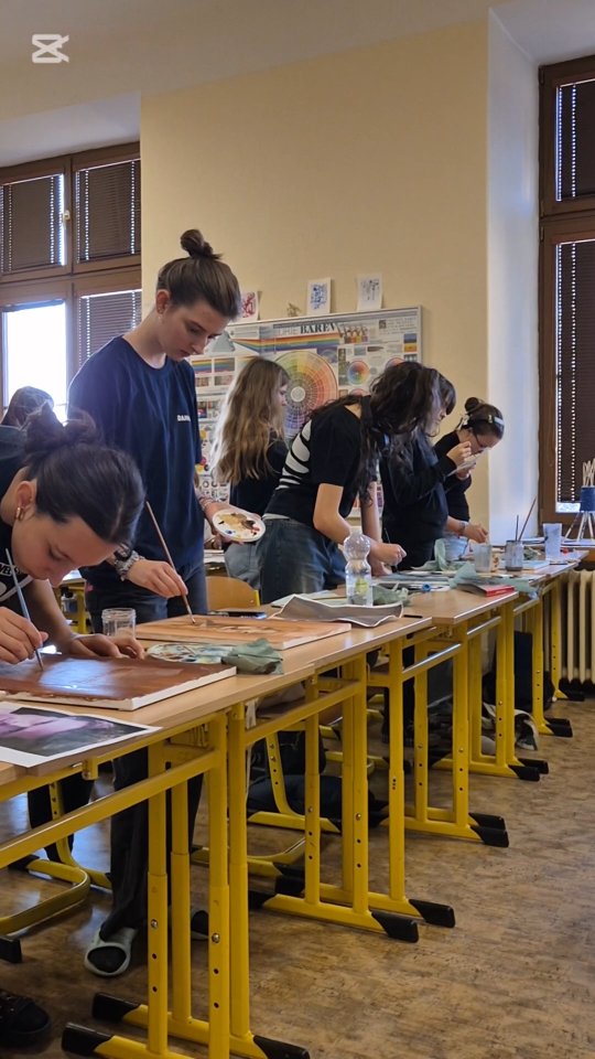 3/4 Studentky a studenti se během projektového dne mohli přihlásit na výtvarnou🎨 aktivitu pod vedením @zuzanavizkova. Účastnice se naučily něco o proměnách portrétu 🖼️ v čase, ale hlavně si vyzkoušely tradiční techniku olejomalby.
