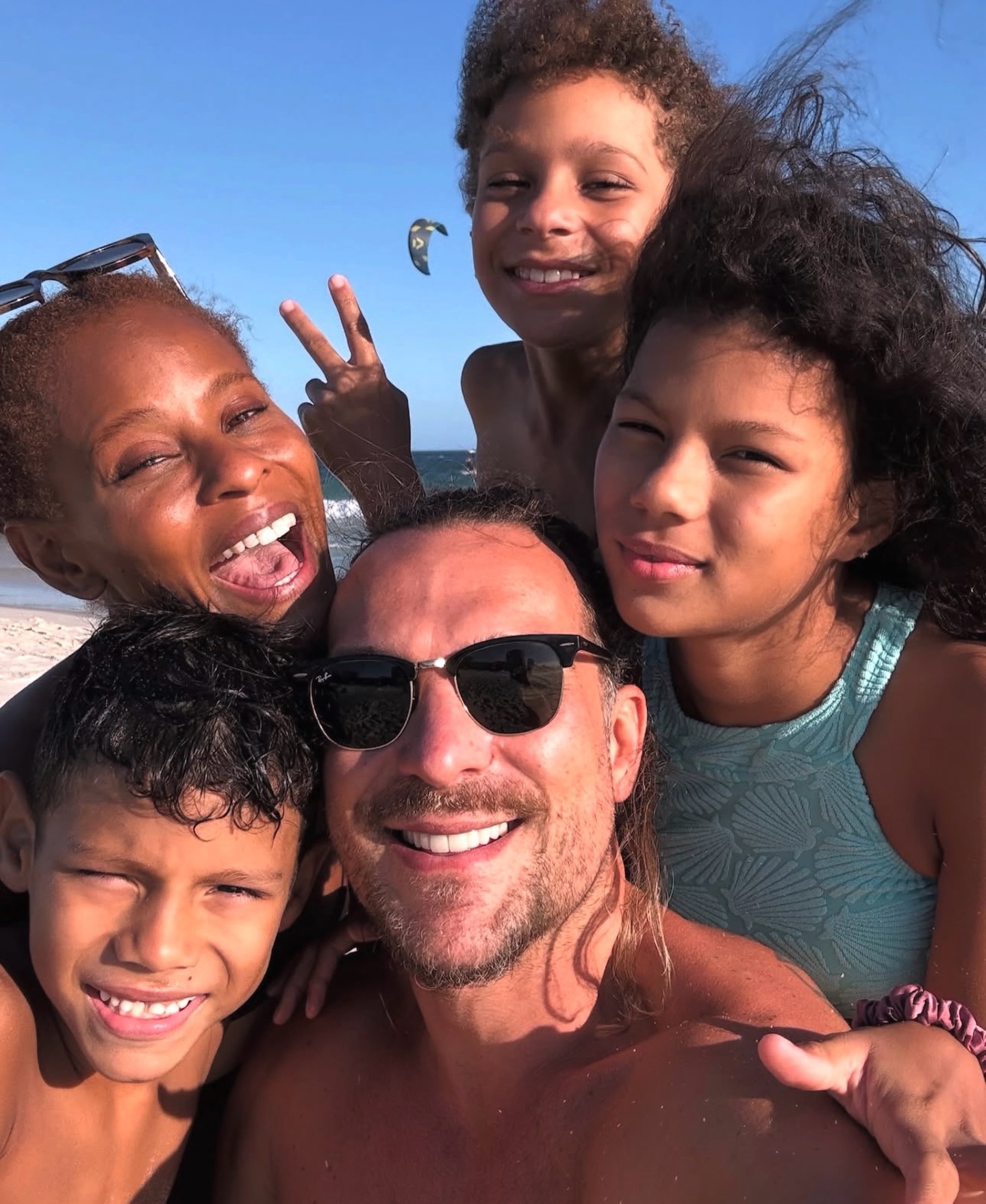 Entre risos, histórias e carinho, construímos tudo o que somos. Nada é mais forte do que o amor que nos une.
#alinewirley #igorrickli #familia #felicidade #amor