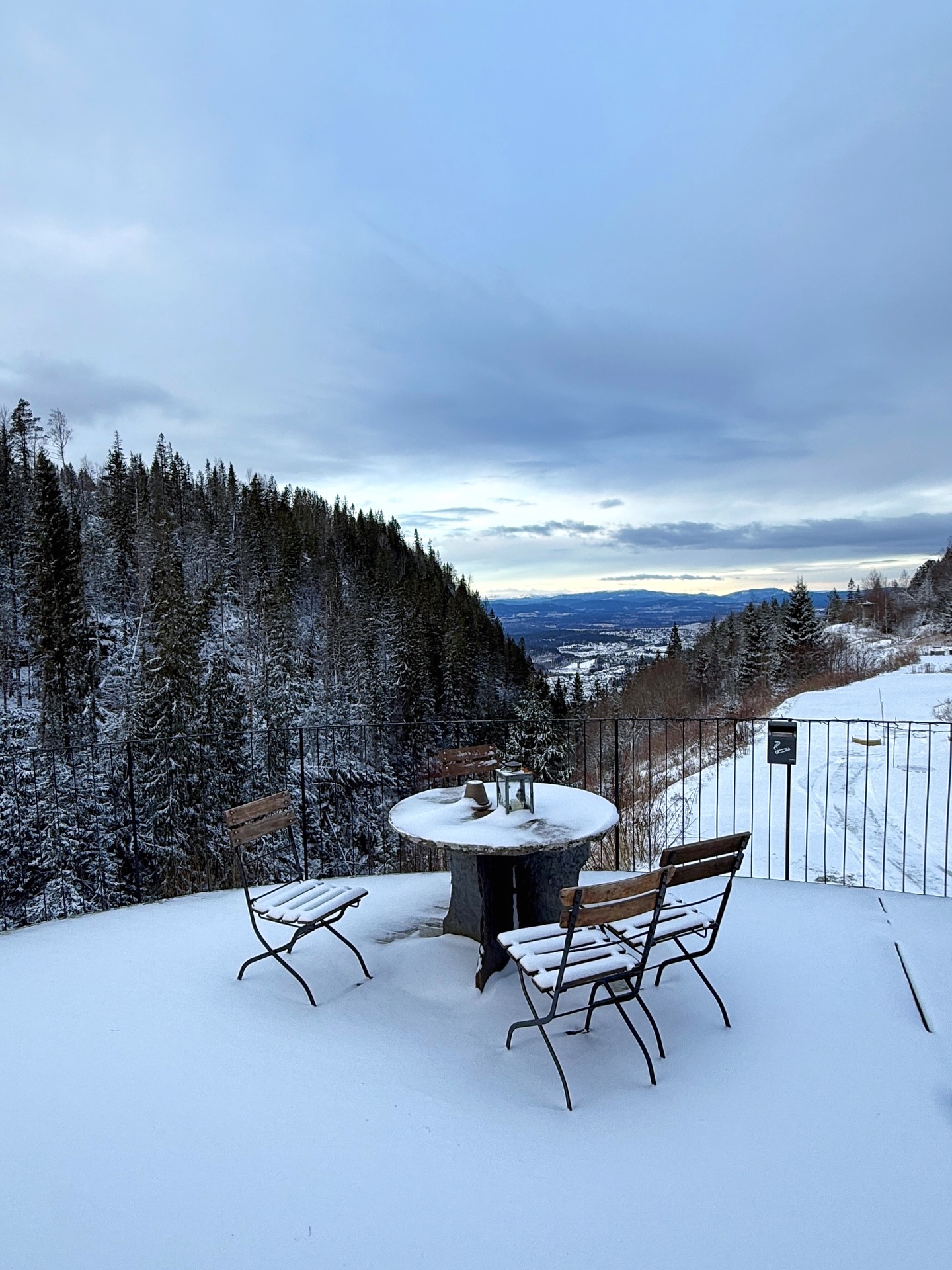 Vi er tilbake etter juleferien.
Kleivstua er åpent igjen, og vi gleder oss til å ønske både nye og kjente gjester hjertelig velkommen.
Nå venter spennende tilbud for konferansegrupper, møter og private opphold – med ro, natur og gode smaksopplevelser i ekte Kleivstua-stil.
Ta gjerne kontakt for mer informasjon eller booking på booking@kleivstua.no eller 32161400