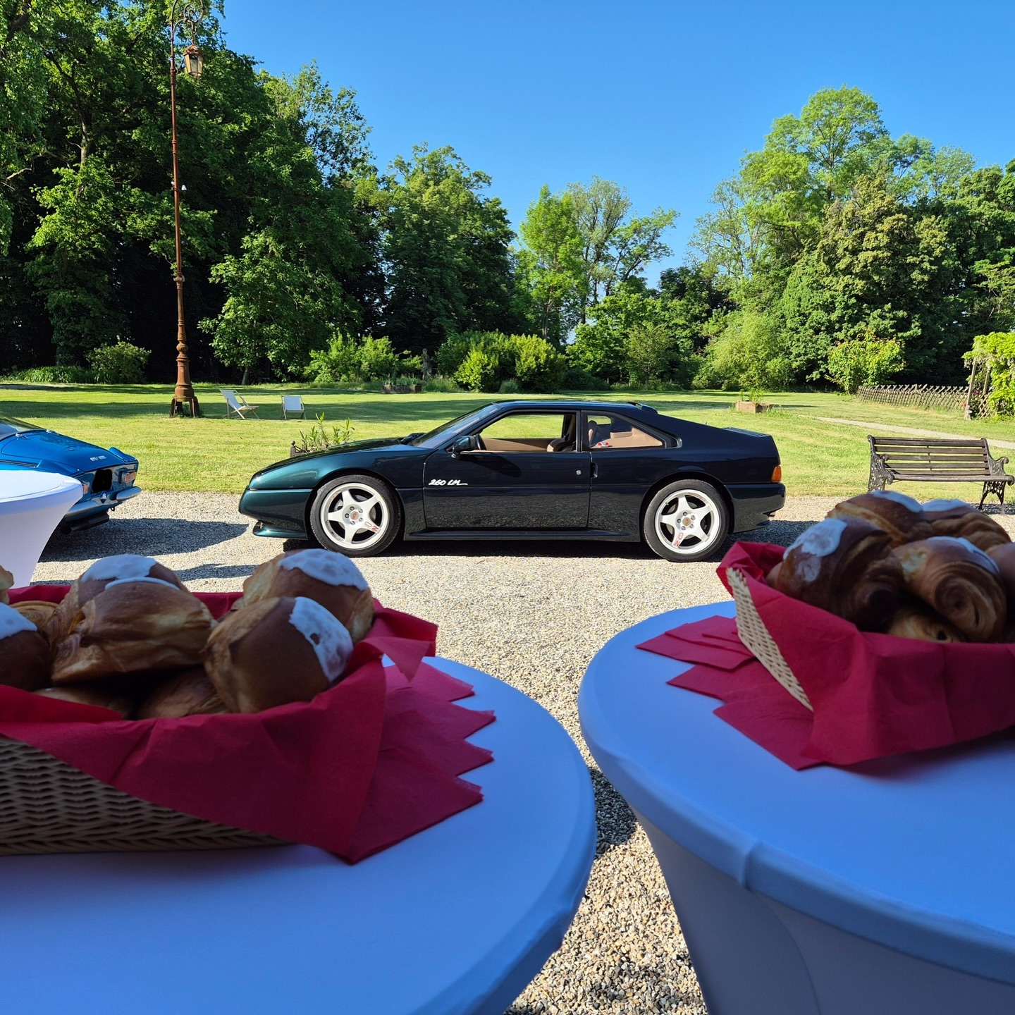 Merci à toutes celles et ceux qui ont fait de Timeless Classics bien plus qu’un événement : une rencontre, une ambiance, une parenthèse hors du temps.
Merci aux participants pour votre confiance, votre passion et vos échanges : c’est vous qui donnez du sens à ce concept. Merci aussi à tous ceux qui ont contribué de près ou de loin à cette première édition : partenaires, équipes, prestataires, et passionnés présents à nos côtés.
Cette première édition marque le début d’une histoire que nous avons envie d’écrire avec vous.
Rendez-vous en 2027 pour une deuxième édition, encore plus belle, encore plus intense et toujours fidèle à l’esprit Timeless Classics. Elle rendra hommage à une légende automobile qui a révolutionné le design des supercars à jamais.
www.timelessclassics.fr
#TimelessClassics #ClassicCars #PassionAutomobile #AutomotiveCulture #Alsace