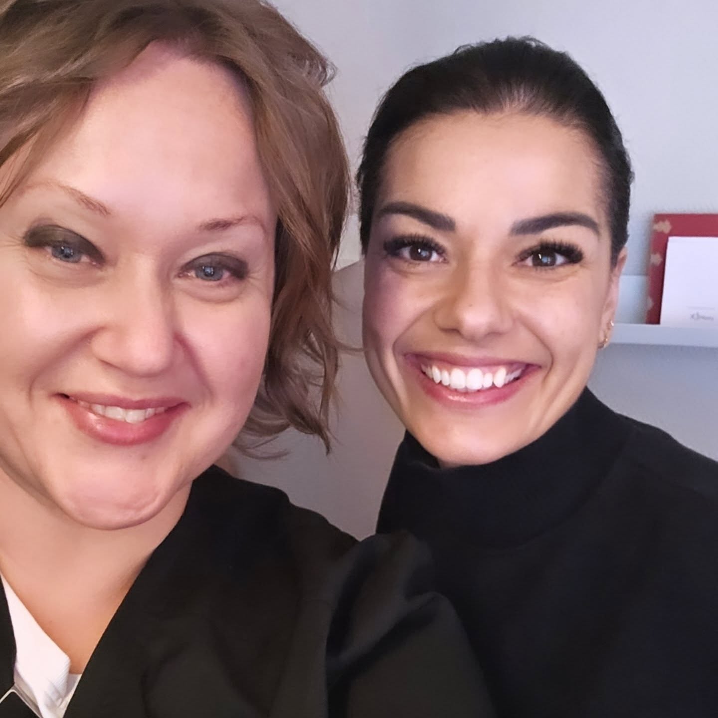 Idag har jag haft lite extra stjärnglans i salongen. Finaste Carin Da Silva kom in för en fransbehandling och massage. En perfekt kombination av skönhet och återhämtning.
Hos oss är varje kund en stjärna och jag är oerhört tacksam för förtroendet och det fina mötet.
Kör hårt ikväll på bingolotto, du är bäst! ❤️🥂✨️