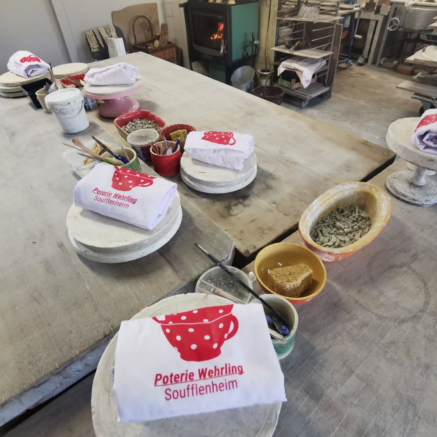 Un petit récapitulatif en images des différents ateliers d'initiation de cette année 2025.
Vous êtiez nombreux à venir et re-venir tout au long de l'année, merci à vous il n'y a pas meilleure récompense que d'être remercié d'avoir passé un agréable moment ensemble 🙏.
Je sais que vous êtes nombreux à attendre les prochaines dates et je profite de ces quelques jours de repos pour organiser le planning 2026.
Encore quelques jours de patience et vous pourrez les découvrir.
En attendant je vous souhaite un bon réveillon car dans quelques heures nous passons à 2026 😀✨