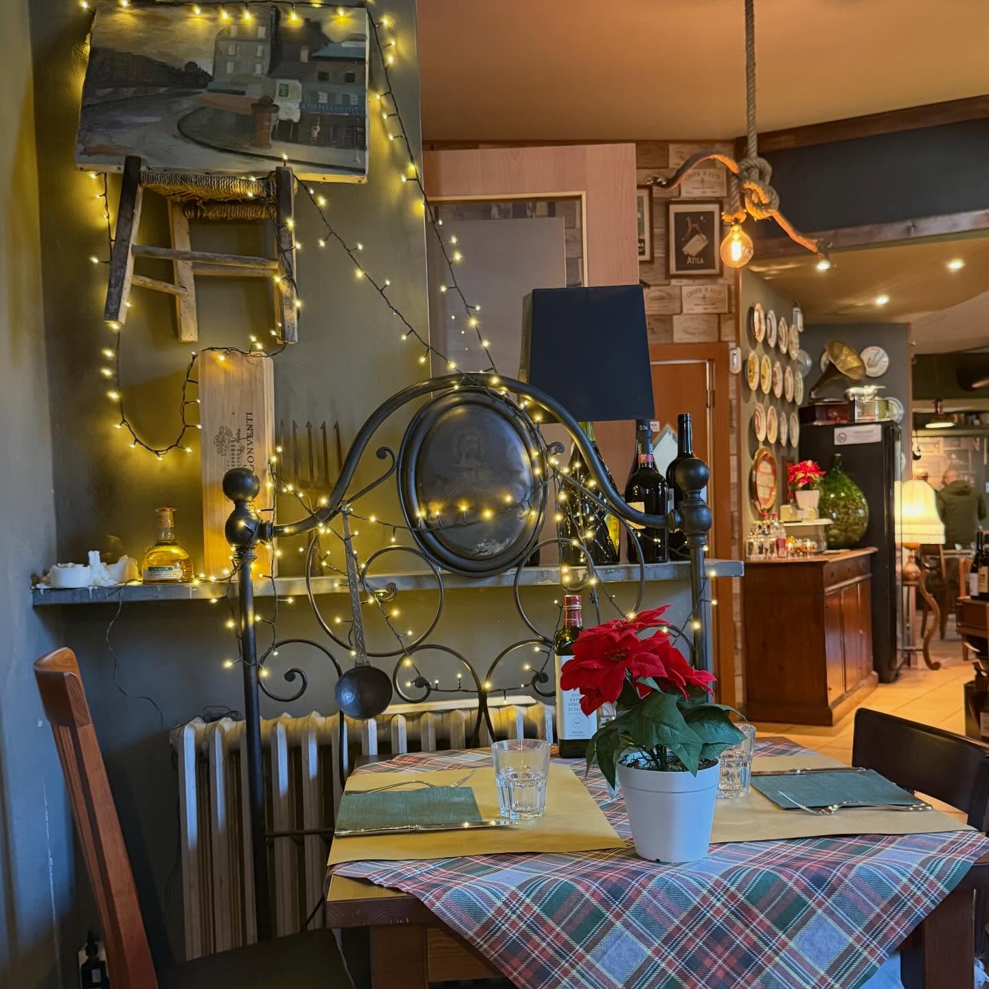 Si ricomincia ✨
Forno caldo, tavole pronte e quella voglia di stare insieme che non passa mai.
Da oggi siamo di nuovo aperti: entrate, sedetevi e fate come a casa.
“Quand el fòorn l’è ‘ncaldà, la festa la pö ‘nizà.” 🍷
#daRossino