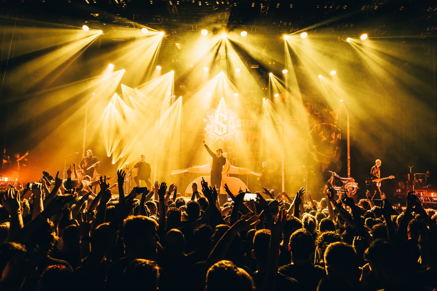 @sondaschule_official | WIR BLEIBEN WACH TOUR | 2025 | LIGHTING DESIGN | @luki_kabuki |
@flo.ehlich 📸
#punkrock #livetouring #lightingdesign @ma_lighting_international
