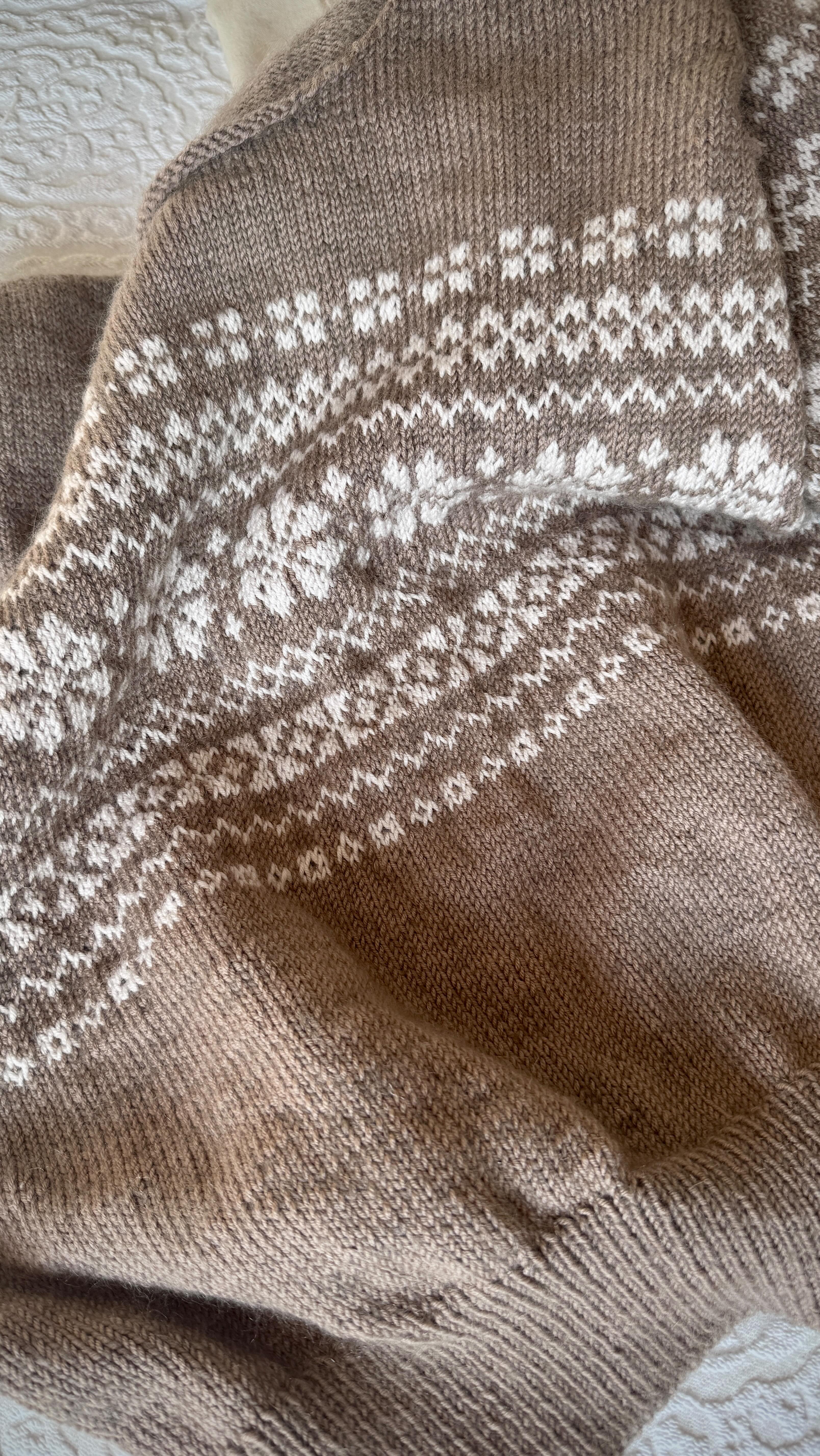 Trying on my Harriet Sweater… while standing firmly on sleeve island 🏝️🫠
One of my favourite moments in knitting is the mid-project try-on (if I can manage without causing stitches to drop!) and seeing how the fit looks! 😍 I’m already so in love with this jumper, and I have a sneaking suspicion that this will be one of my most satisfying blocks yet, but first… I have to get through knitting the sleeves and the collar 🥲 patience truly is a virtue, haha!
WIP details:
📝Pattern: Harriet Sweater by @leneholmesamsoe
🥯Yarn: @lanagattofficial Super Soft in Colours 9424 (main colour paired with @katiayarns Superkid Mohair in colour 9) and colour 13701 for the colourwork
🪻Needles: knitting it on @knitproeu 4mm Zing (metal needles for main body) and 3mm Dreams (wooden needles for the ribbing)
#colourworkknitting #knitpattern #knitprogress #sweaterknitting #knitsweater