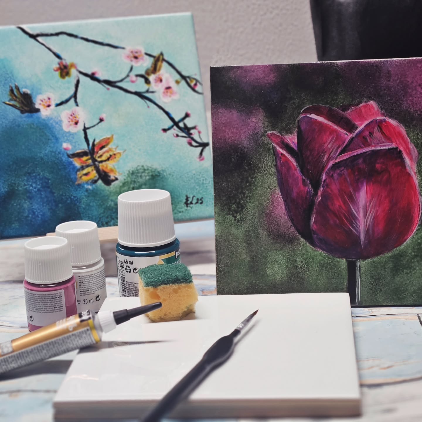 Jaaaah, daar is de eerste workshop met porceleinverf!!!
Er komt nog een workshop aan, maar met deze start ik.
Tegeltje beschilderen... kom jij ook??
#tegeltje #porceleinverf #lovemyjob #pastellum