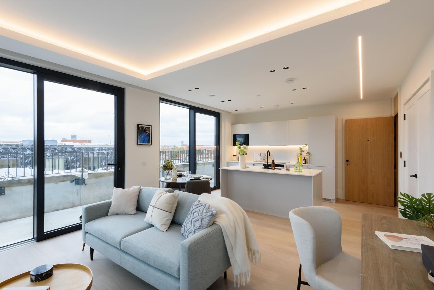 With light oak floors, trimless black lighting, and clean architectural detailing, Artcene’s living areas are crafted for both comfort and character.
Soft tones and subtle contrasts create spaces that feel open, grounded, and beautifully composed.