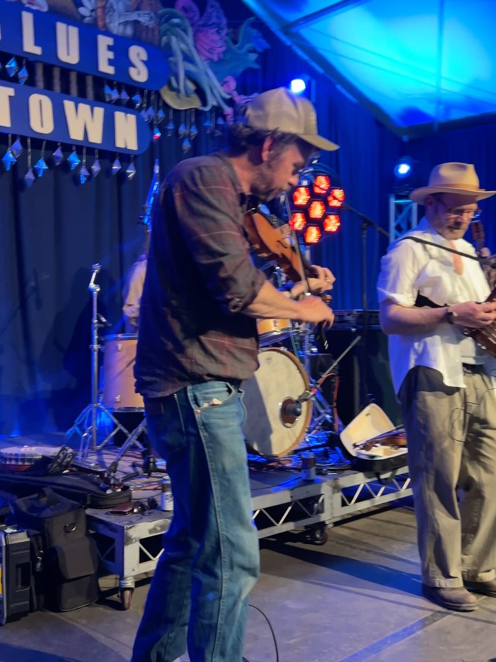 Thanks @woodfordfolkfestival for a wonderful week of music. Pleasure playing bass for The Junes! Such a great time couple highlights caught on handy cam. Happy New Year ❤️
@craigfwoodward
@william_crighton
@taliskmusic
@rhizandthesugarplums
@woodfordfolkfestival