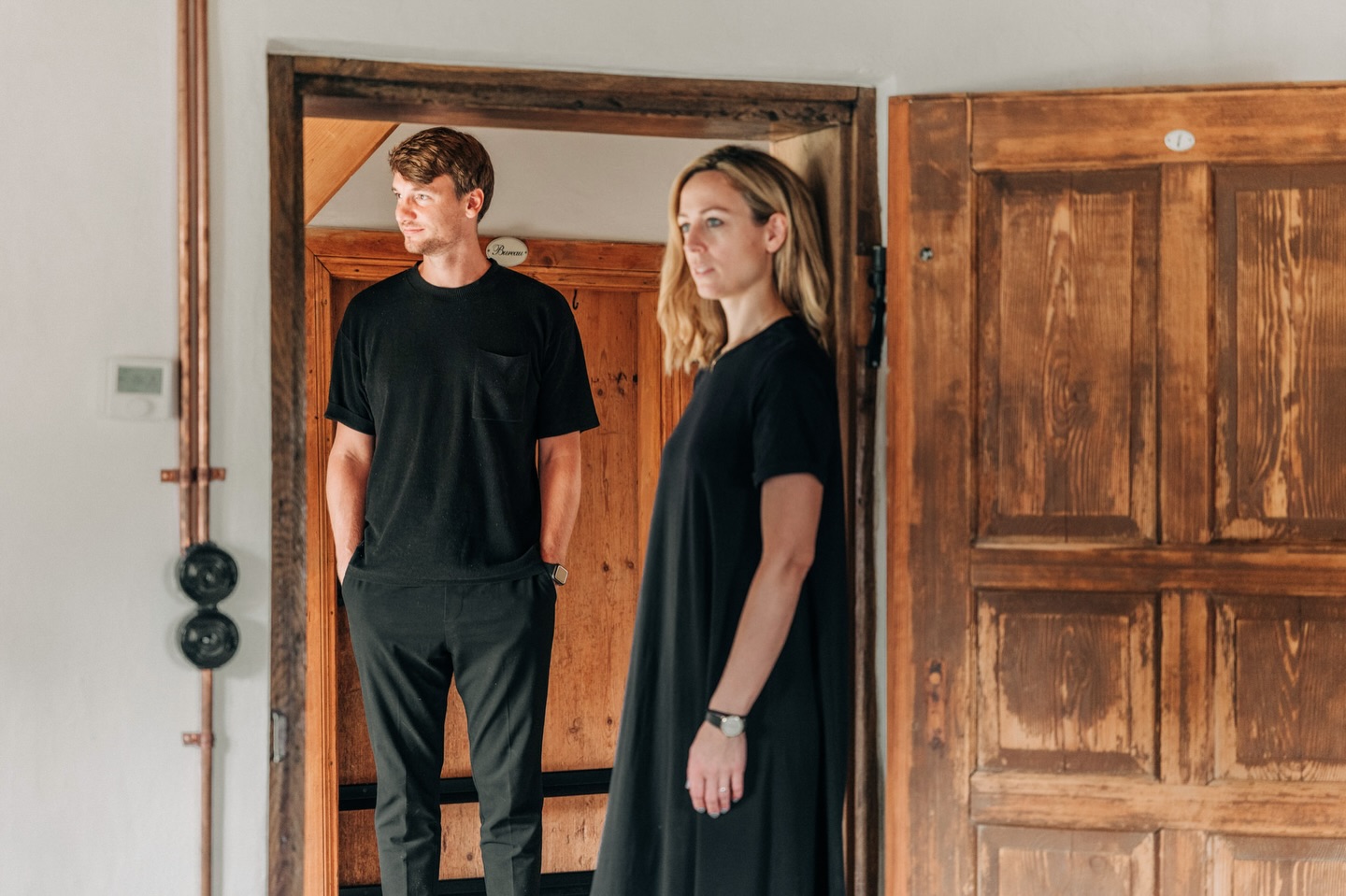 2025.
Ein Jahr, das uns still lächeln lässt.
So viele Buchungen.
So viele wunderbare Gäste.
So viele Begegnungen, Gespräche, Rückmeldungen, die uns berührt haben.
Wir durften Menschen bei uns willkommen heißen, die das Bauernchalet mit Leben gefüllt haben. Unternehmen, die Vertrauen geschenkt haben. Kreative Köpfe, die für Shootings, Marken und Magazine bei uns waren – achtsam, inspirierend, auf Augenhöhe.
Dafür sind wir dankbar.
Und demütig.
Mit genau diesem Gefühl starten wir in 2026.
Mit noch mehr Ansporn, mit offenen Augen für Details und mit vielen kleinen Neuerungen – im und rund um das Bauernchalet. Dinge, die man erst entdeckt, wenn man ankommt. Und bleibt.
Neu bei uns: Bauernchalet & franzart Keramik – handgemachte Stücke, die bleiben dürfen. Ein kleines Detail, das den Ort noch ein wenig schöner macht.
Dieses Foto von uns erinnert uns daran, warum wir das alles tun.
Für euch. Und für diesen besonderen Ort.
Danke, dass ihr Teil unserer Geschichte seid.
Wir freuen uns auf alles, was kommt.
2026 fühlt sich gut an.
🖤
Anja & André
#ankommen #Bauernchalet