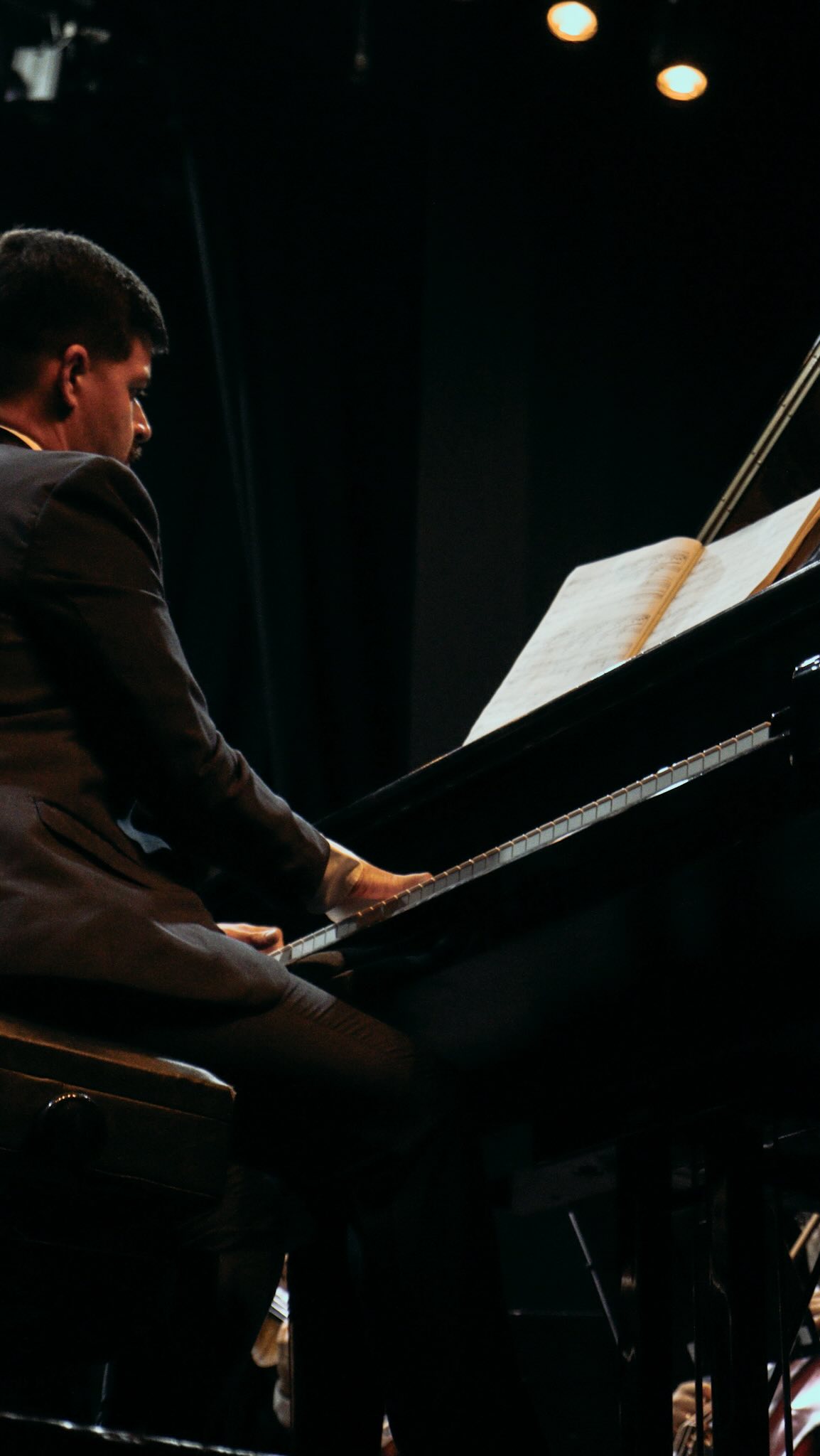 No X Concerto da Série Aliança, tivemos a honra de receber o pianista Felipe Naim em uma interpretação intensa e emocionante do Concerto para Piano nº 2 em dó menor, Op. 18, de Sergei Rachmaninoff. 🎹
Composta no início do século XX, a obra é marcada por lirismo profundo, grandes contrastes emocionais e um diálogo poderoso entre solista e orquestra.
Um dos concertos mais amados do repertório pianístico, ele traduz superação, paixão e expressividade em cada movimento — e ganhou vida no palco em uma noite inesquecível.