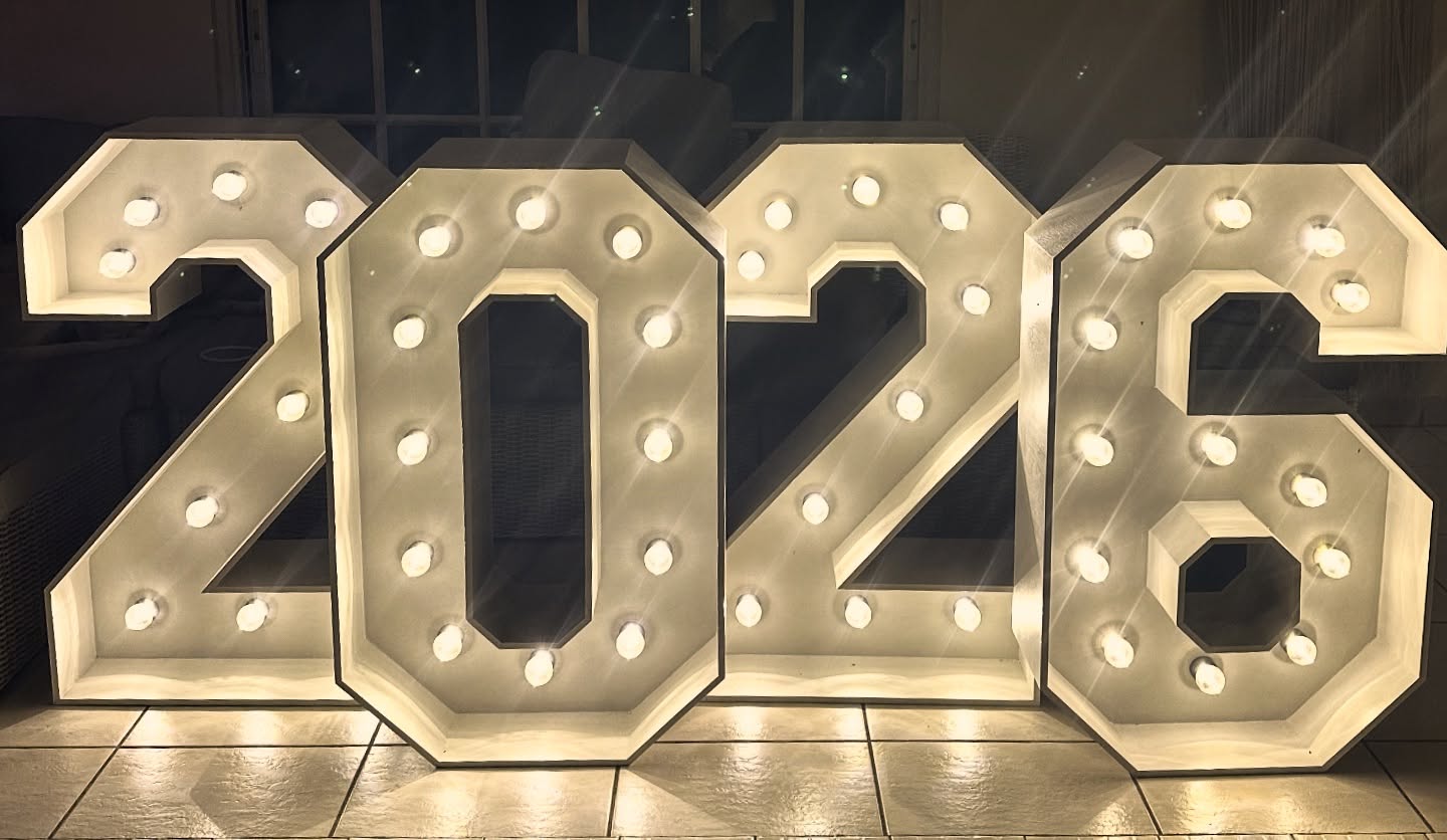 Wat een prachtig jaar was 2O25! Een jaar vol liefde, groei en onvergetelijke events. 🤍
En 2O26? Die belooft nóg mooier te worden. 💫
Meer huwelijksaanzoeken, meer bruiloften, meer magie.
Marena Eventstyling groeit verder, met ons hart in Nederland én op Aruba, en met één missie: jullie feestjes omtoveren tot een onvergetelijke beleving.
Op naar een jaar vol liefde en nieuwe mijlpalen! 🥂
#marenaeventstyling #aruba #nederland #2025 #2026