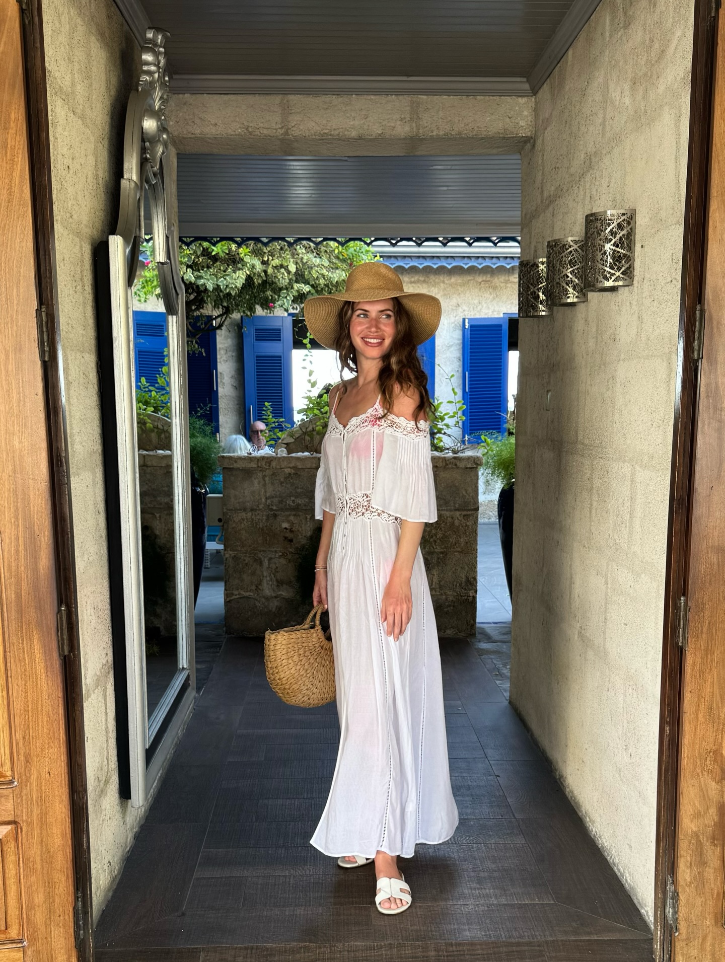 Wishing you all a happy new year 🥳 I’m starting 2026 in sunny Barbados ; sipping (virgin) piña coladas, swimming in crystal-blue waters, and snorkelling with turtles 🐢.
That’s where a capsule holiday wardrobe really comes into its own. This dress has been with me for over a decade, and I still pack it every summer. It’s 100% cotton, easy in the heat, and works multiple ways: a simple cover-up over a bikini with flat sandals for lunch, or dressed up with gold jewellery and a clutch in the evening.
As a personal stylist, these are the pieces I value most : timeless, versatile, and worth holding onto.
#personalstylist #personalstylistlondon #holidaycapsulewardrobe