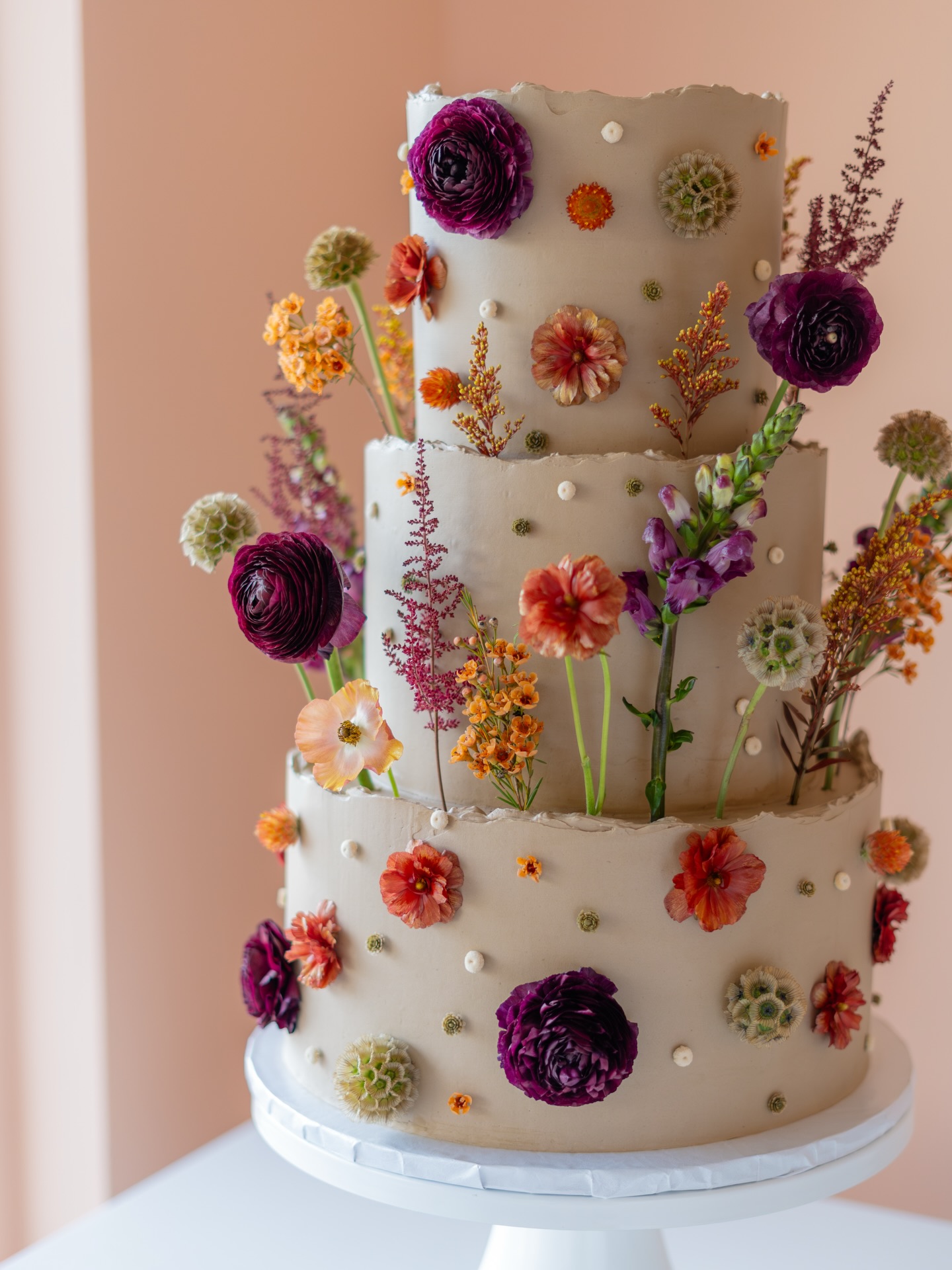 My favorite wedding cake of 2025! 🥀 A botanical beauty frosted in taupe buttercream & adorned with autumn florals from @2birdsevents ✨ Filled with Lemon Cake & Lavender Buttercream for a garden wedding at @sunkengardensstpete with @dayofdetailscoordination
💍 Getting married in 2026? Fill out a wedding inquiry form on our website to get your tasting booked. Would love to be the sweet part of your big day!