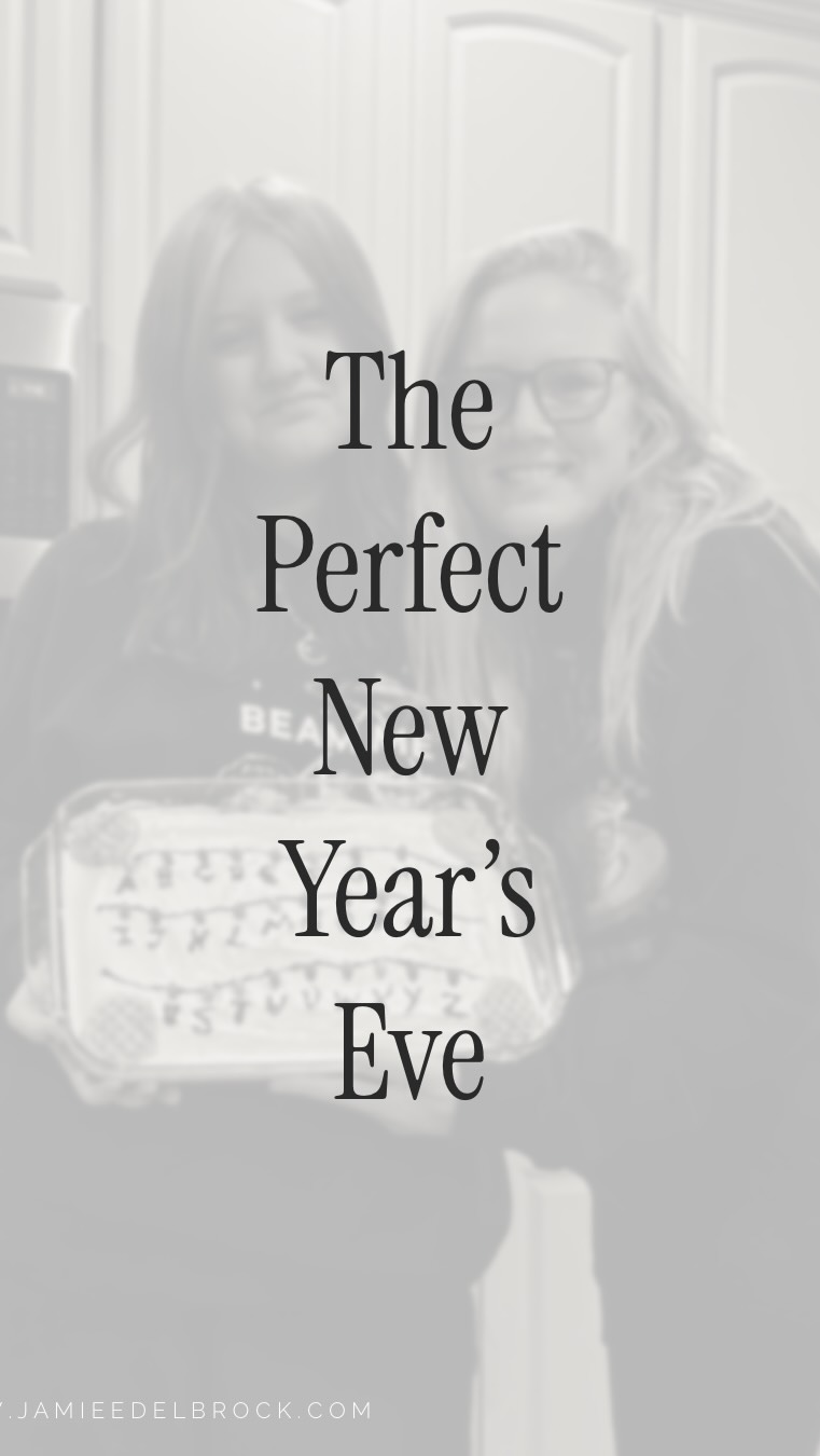 My NYE = staying in, baking a cake with my big kid, matching Stranger Things sweatshirts, and getting ready for the finale. No chaos, no pressure, just snacks, snuggles, and the Upside Down. 🖤✨
What are your plans for NYE? 👇🏻
#happynewyears #strangerthings #upsidedown