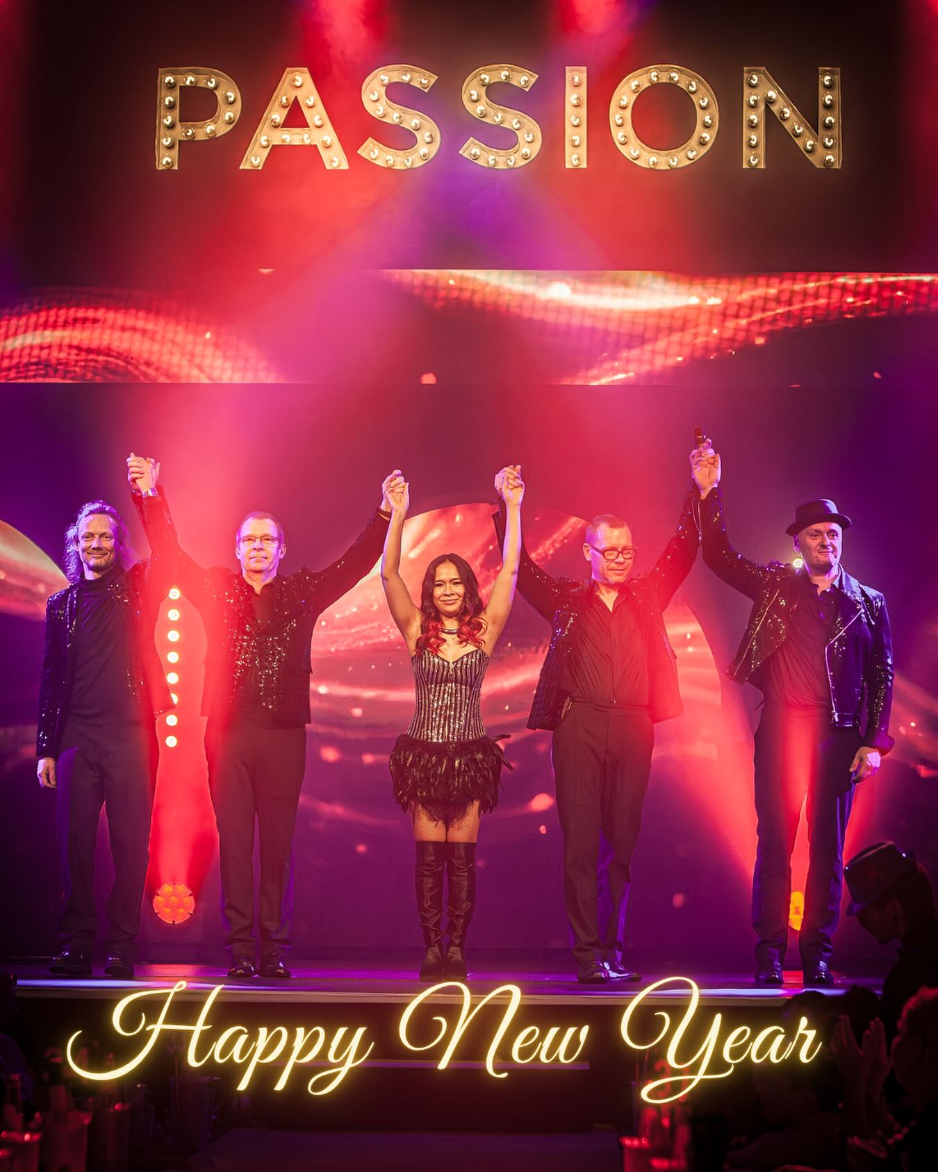 🌟🥂Happy New Year to all our Friends, Partners, Musicians, and Everyone we work with 🥂🌟 Thank you so much for all experiences in 2025! 🫶
.
💜 We are looking forward to our last five shows at @dinnershowleipzig 🌟
.
.
.
#Nightfever
#AlltimeDiscoClassics
#PaviinAction
#LiveMusik
#Band