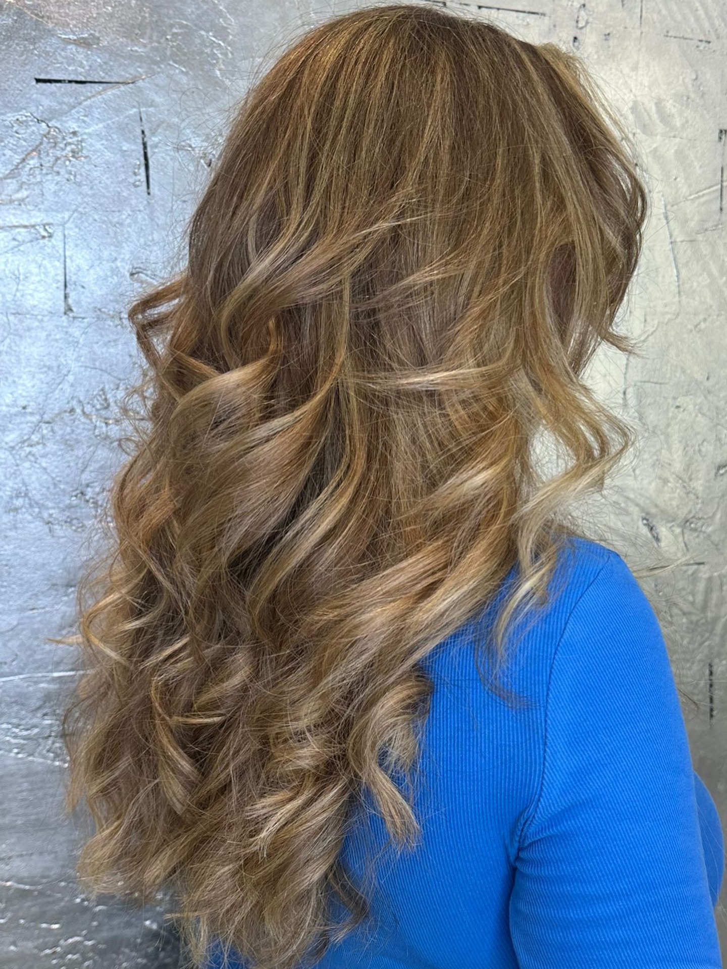 Shine Bright ✨
...mit Highlights, die bewegen.
Diese strahlenden Highlights von Renate verleihen dem Haar nicht nur Tiefe, sondern auch eine wunderschöne Lebendigkeit, die bei jeder Bewegung zum Vorschein kommt.
Ein Look, der für Volumen, Frische und Struktur steht, perfekt für alle, die sich einen natürlichen Glow mit Wow-Effekt wünschen.
Neugierig, wie dein Haar mit den richtigen Highlights noch besser zur Geltung kommt?
💻 Mehr Inspiration & Terminbuchung unter: www.blackandwhite.ch
#BlackAndWhiteHairstyling #Beau-tyworldZürich #coiffeurzürich