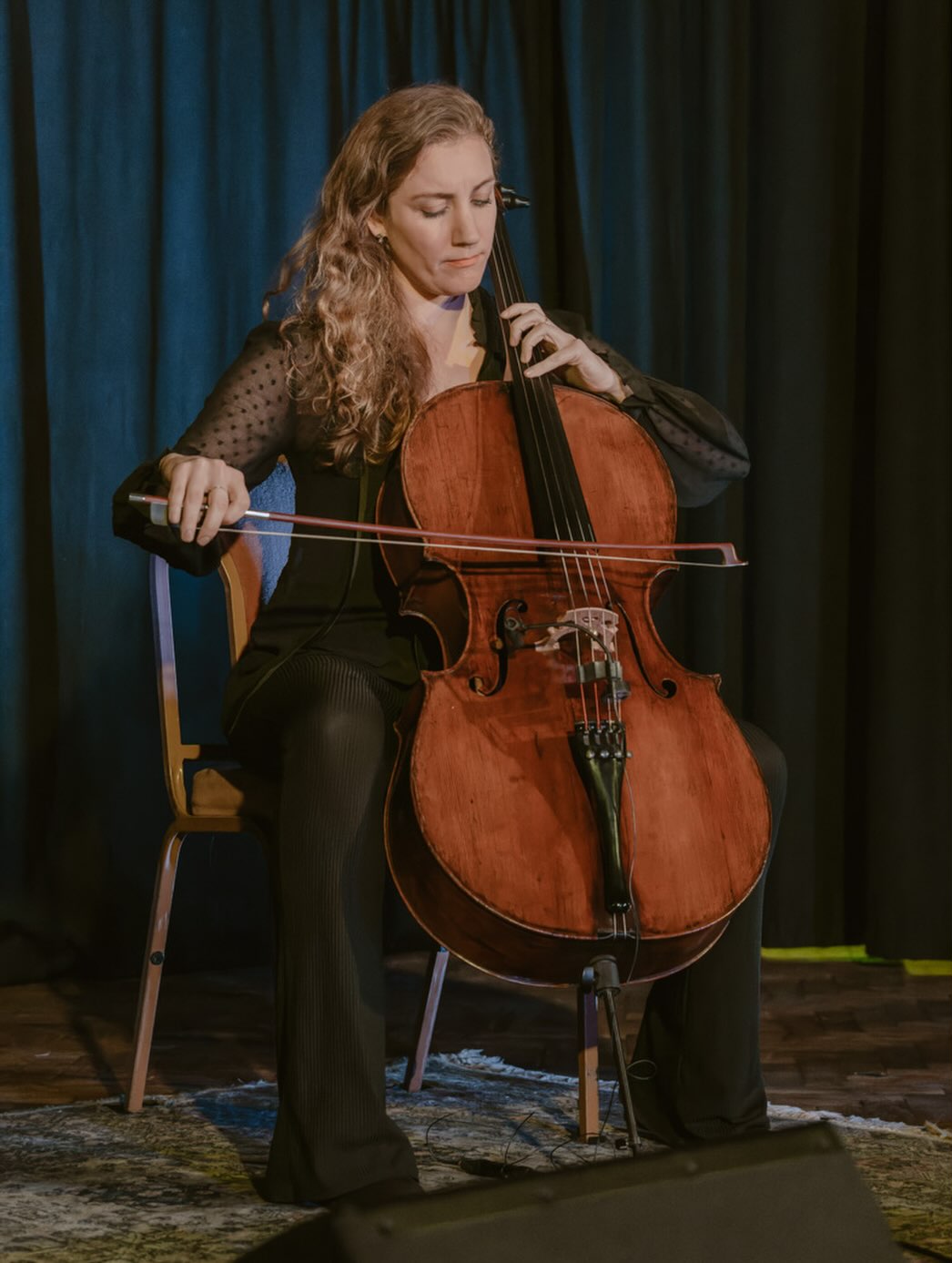I wonder what kind of mischief Magnus and I will get up to in 2026… 🎻
I do know that it starts with some NEW MUSIC!
Stay tuned for my first single of the year… hitting your headphones later this month 🎶
#newmusic #single #cello #musician #release
📸 Brian Hickey