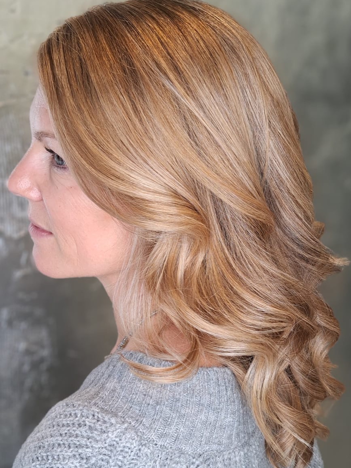 Frische Mèches für einen natürlichen Glow ✨
Diese sanften, multidimensionalen Mèches von Lara verleihen dem Haar Leichtigkeit, Glanz und Bewegung, ohne künstlich zu wirken.
Ein perfektes Beispiel dafür, wie man mit gezielter Technik Tiefe und Frische ins Haar zaubert, ohne den natürlichen Look zu verlieren.
Du möchtest einen Look, der unkompliziert wirkt und gleichzeitig gepflegt und modern aussieht? Dann bist du bei uns genau richtig.
📍 Vereinbare jetzt deinen Termin bei Lara unter www.blackandwhite.ch
#CoiffeurZürich #BlackAndWhiteHairstyling #BeautyworldZürich
