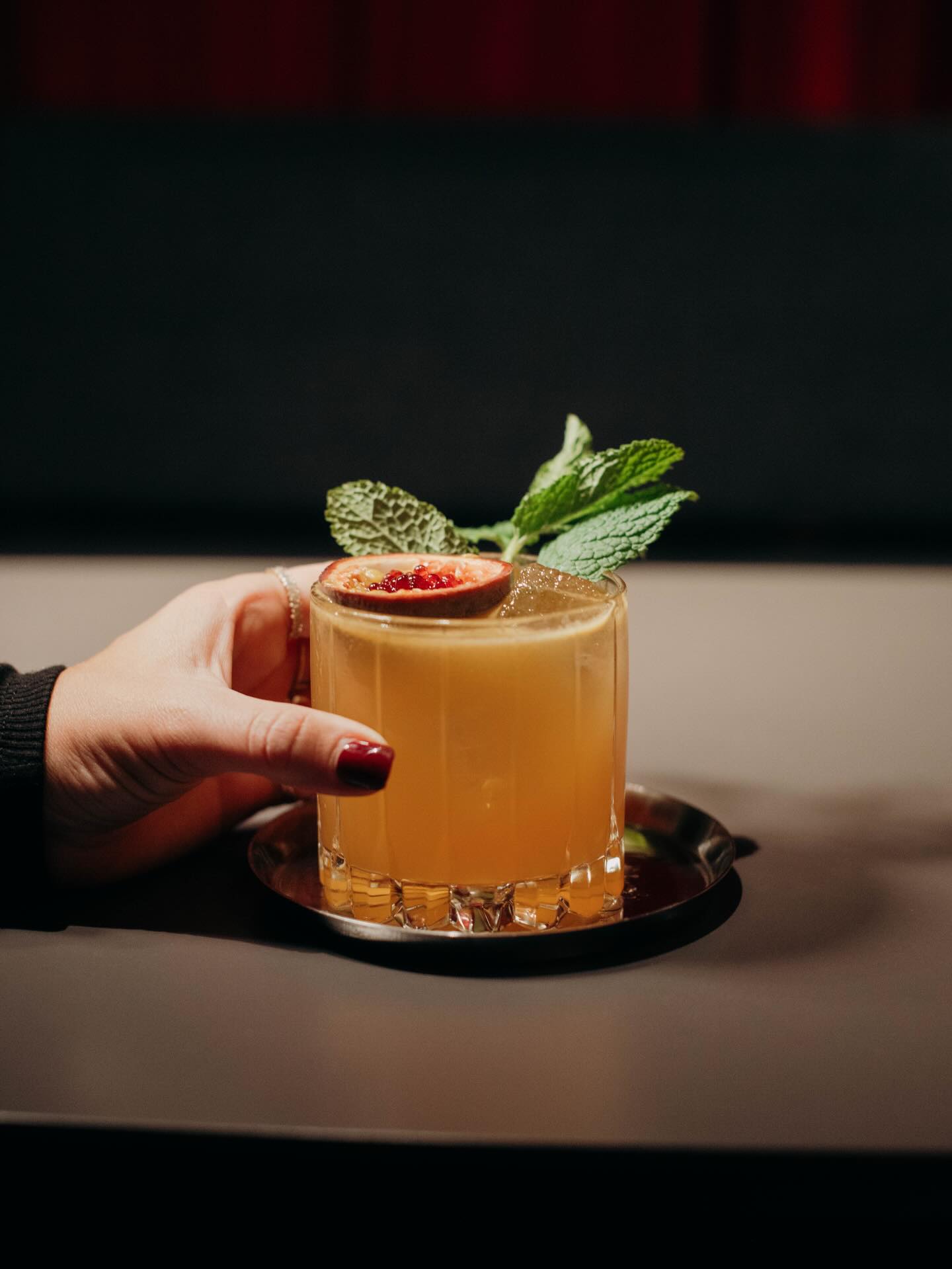 🥂 Prosit Neujahr, ihr Lieben!
Wir hoffen, ihr seid gut ins neue Jahr 2026 rübergerutscht ✨
Ab heute haben wir wieder für euch geöffnet –
lasst uns das neue Jahr ganz entspannt starten:
auf gemütlich, mit richtig guten Cocktails, besten Vibes und schönen Abenden in der Ludwig Bar 🍸
Die neue Getränkekarte ist auch am Start.
Wir freuen uns auf euch 🖤🤩
#lvdwigbar #cocktailbar #cocktailbarvienna #barsvienna #viennadrinks