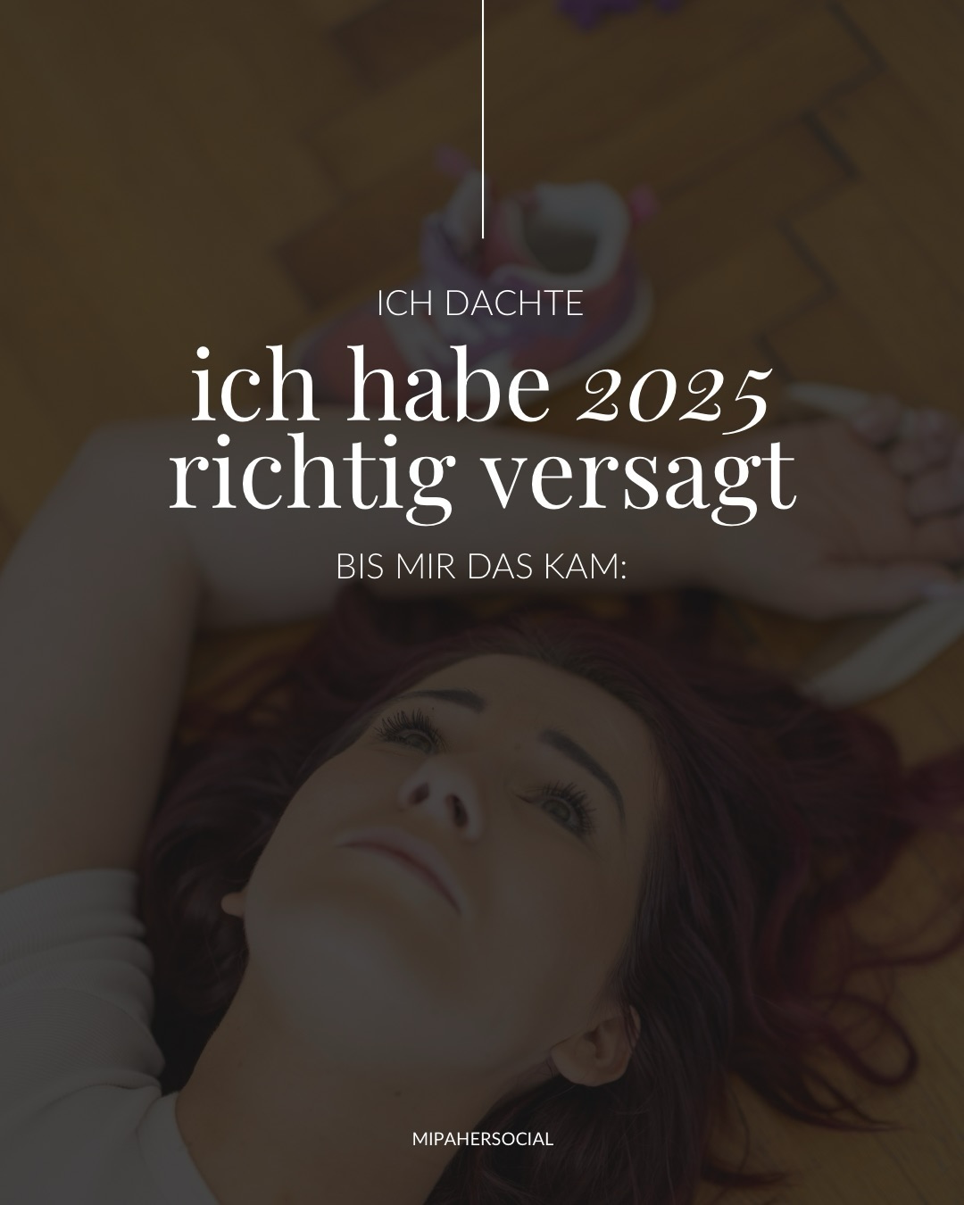 … alle rund um mich freuten sich, nur ich hatte irgendwie diese komischen Stein im Magen…
mieten am Silvesterabend und ehrlich gesagt schon den ganzen Tag davor, hatte ich dieses komische Magen Gefühl, ich beschreibe das immer als Steine Magen… fühlt sich irgendwie so an als wäre mir schlecht, eigentlich geht’s mir aber irgendwie auch gut… ganz komisch jedenfalls.
Und mittlerweile bin ich ja ganz gut in der Reflexion und Einordnung warum dieses Gefühl kommt , denn auch das war nicht immer so… früher war dieses Gefühl nämlich quasi dauerhaft 🥹
Naja um ehrlich zu sein schaute ich an Silvester um mich herum und merkte alle freuten sich und alle waren irgendwie stolz auf sich selber, nur ich stand da irgendwie ruhig in mich gekehrt und fast schon traurig… ich weiß gar nicht was dafür gesorgt hatte - doch 🙄 dieser innere Drang nach Perfektionismus - aber ich hatte das Gefühl, dass das vergangene Jahr für mich einfach absolut nicht erfolgreich war… das Jahr war hart und während ich irgendwo zwischen Selbstmitleid und Vollgas steckte… entgegen mir eine wichtige Sache: wie wahnsinnig gut ich mich durch dieses Jahr geschlagen hatte. 🥹
Denn wir Frauen haben das größte Talent, und selber klein zu reden und zu kritisieren, wir tun uns aber wahnsinnig schwer dabei unsere kleinen und auch großen Erfolge zu erkennen … und deshalb hab ich mich gestern hingesetzt und dieses Karussell geschrieben. Am meisten für mich selber, um mir zu zeigen, dass ich dieses Jahr ganz schön viel geschafft habe und tatsächlich alle Punkte meines Visionboards erfüllt habe… mein komisches Bauchgefühl ist noch nicht ganz weg aber nach diesem Karussell bin ich doch wieder viel motivierter im Jahr des Pferdes dafür zu sorgen dass ich mit einem Lächeln und Stolz durch dieses Jahr spaziere 🥰
Mit meinen ehrlichen Worten hoffe ich zeitgleich auf dich mit zu motivieren und dich daran zu erinnern, vergiss nicht all die kleinen Erfolge, die deinen riesengroßen Erfolg als Selbstständige formen ❤️