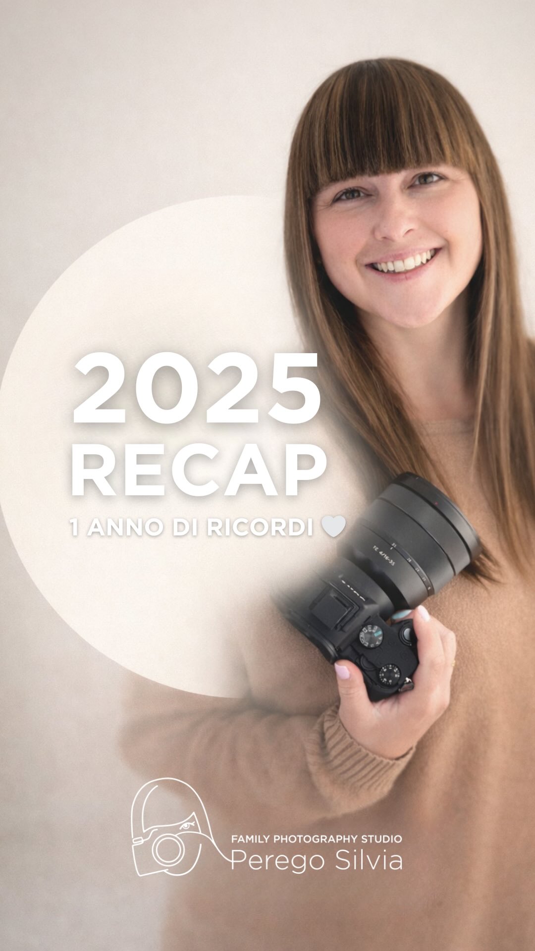 Il 2025 è stato un anno che non dimenticherò mai.😍
Non solo per le emozioni che abbiamo vissuto insieme in studio… ma anche perché a fine 2024 è nato Paolo 🧸
Essere fotografa e mamma, ancora una volta, non è stato semplice. Ma come ogni mamma, ho fatto ciò che sapevo fare meglio: ho seguito il cuore.
E Paolo, proprio come i suoi fratelli, mi ha accompagnata tra set, ciucci e click.
📸 Insieme, abbiamo cambiato studio e dato vita a un nuovo spazio meraviglioso a Castelletto Ticino: più grande, più accogliente, più nostro.
Un luogo dove continuare a creare ricordi felici di famiglia, ogni giorno, con ancora più cura e passione.
🎂 Le Mini Sessioni sono andate sold out in pochissimo tempo.
🎁 Avete regalato emozioni con le nostre box.
👶 Abbiamo accolto pancioni pieni di amore e neonati pieni di magia.
🙏 Grazie a chi c’è sempre. A chi è entrato per la prima volta. A chi ha portato un amico, una sorella, una nuova famiglia.
Ogni servizio fotografico è stato un pezzetto di voi che porterò con me.
🌟 Il 2026 è già qui, con nuovi progetti e tante novità. Ma la nostra promessa è sempre la stessa:
trasformare ogni scatto in un ricordo che fa battere il cuore.
Con affetto,
Silvia – la vostra fotografa di famiglia 😘
#PeregoSilviaFotografa #Recap2025 #RicordiFeliciDiFamiglia #NeoMamma #Gravidanza #Newborn #SmashCake #BeFamily