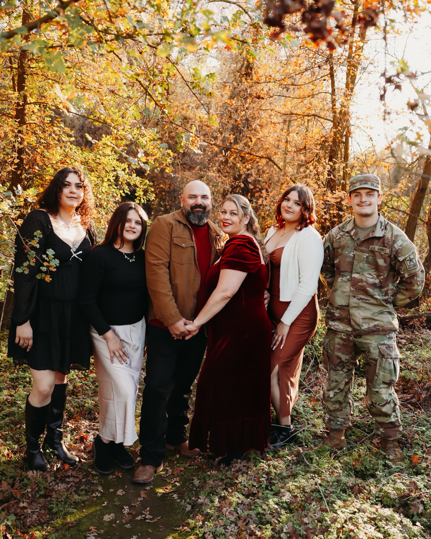 Enjoying the fall colors with this beautiful crew. 🥰📸
If you’ve been waiting on fall photos, the leaves should be hanging on for the next couple weeks, it’s perfect timing in the valley!! 🍂